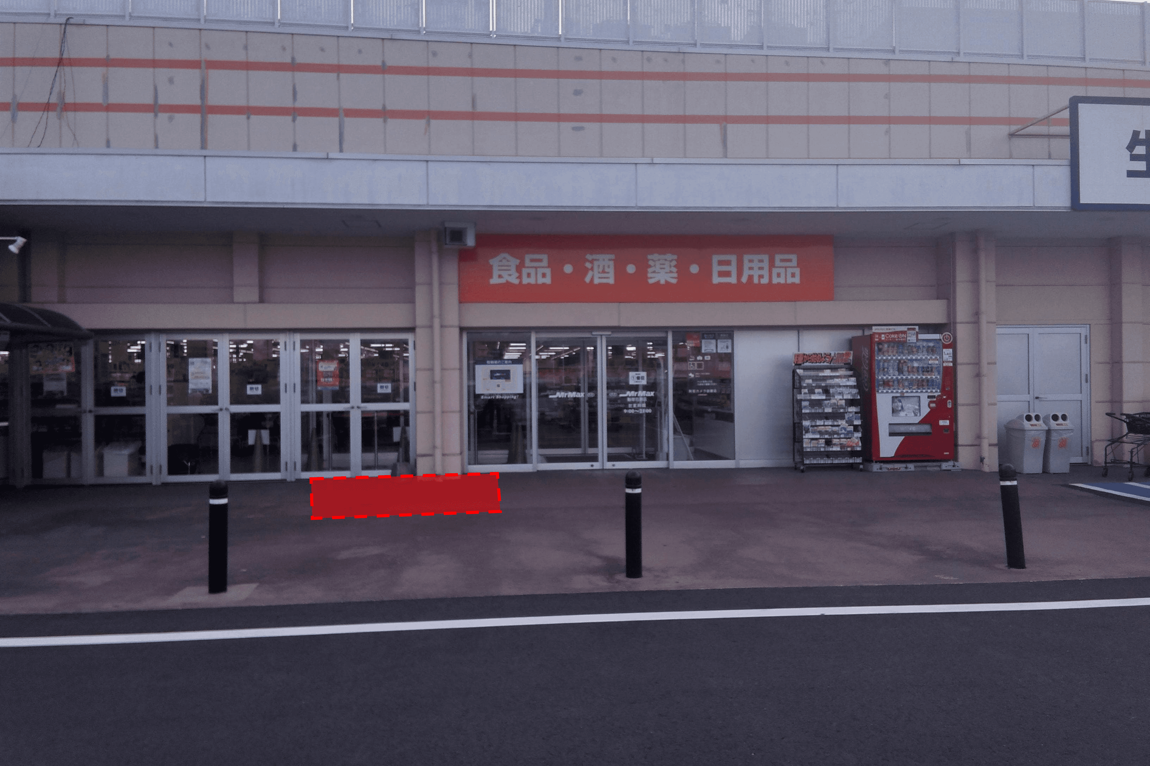 食品側入口 キッチンカーや物販用途に最適な総合ディスカウントストアの催事イベントスペース