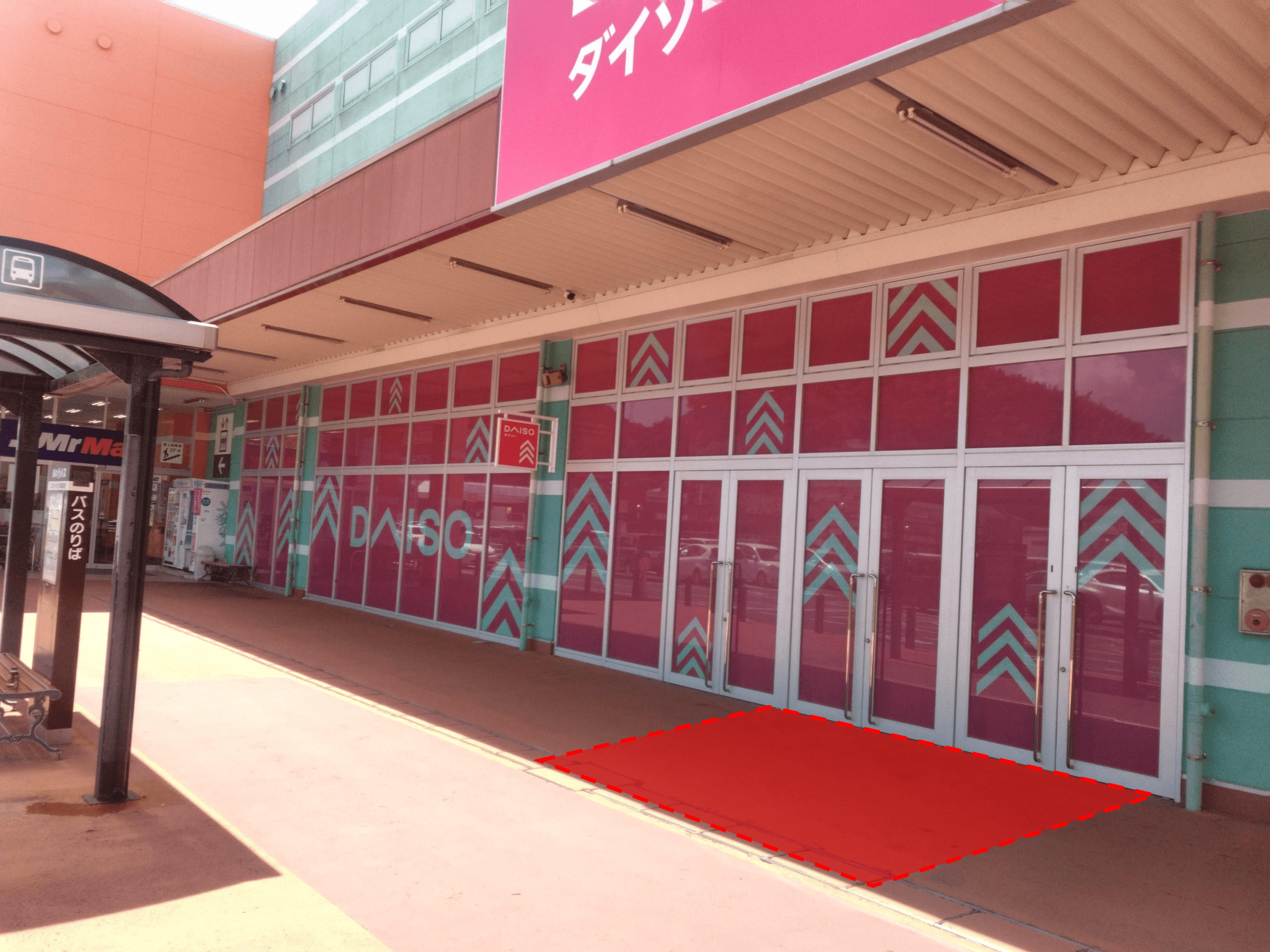 ダイソー軒下②(ダイソ-側) キッチンカーや物販用途に最適な総合ディスカウントストアの催事イベントスペース