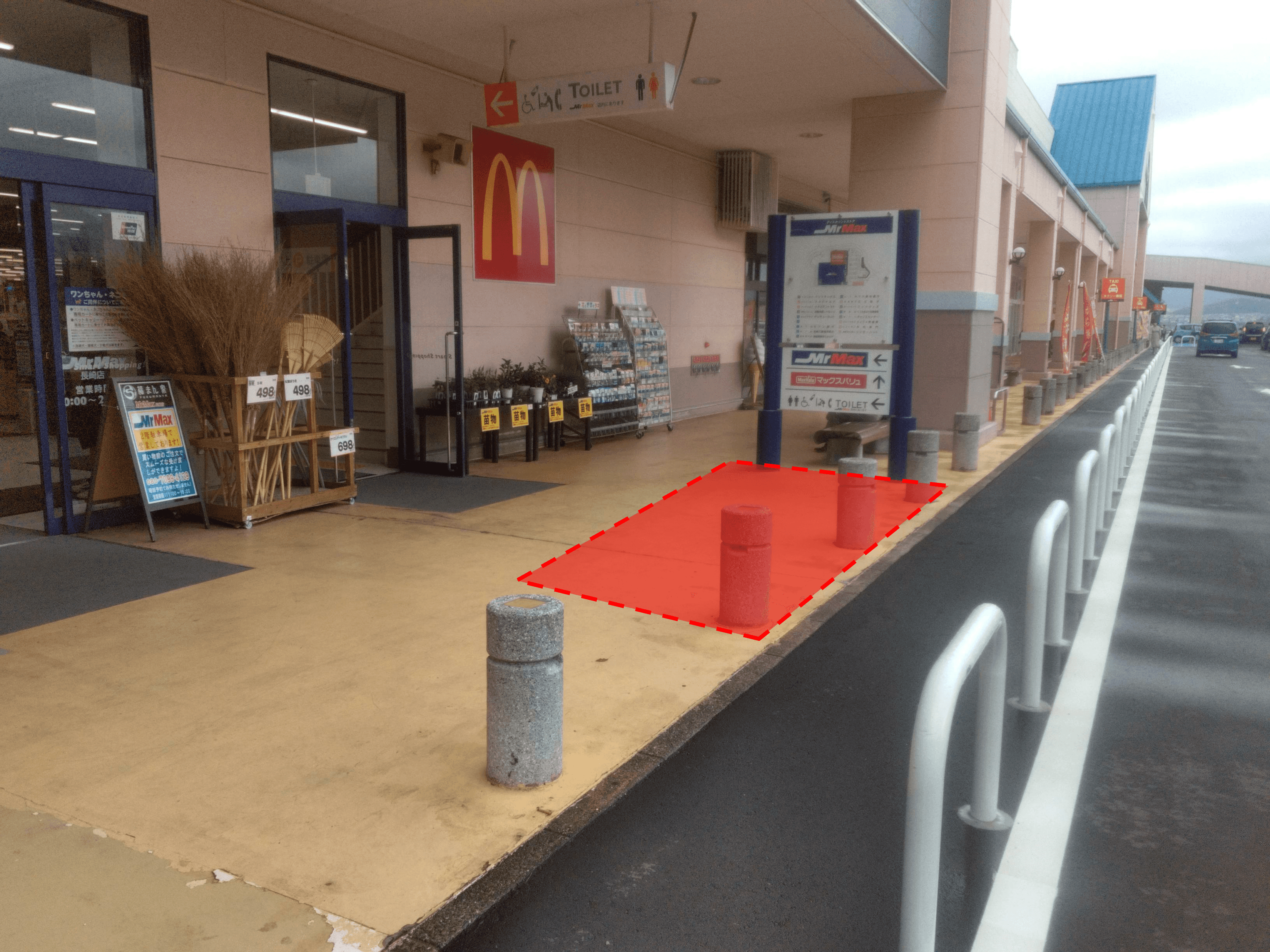 1階ミスターマックス側店頭 キッチンカーや食品販売に最適な総合ディスカウントストアの催事イベントスペース