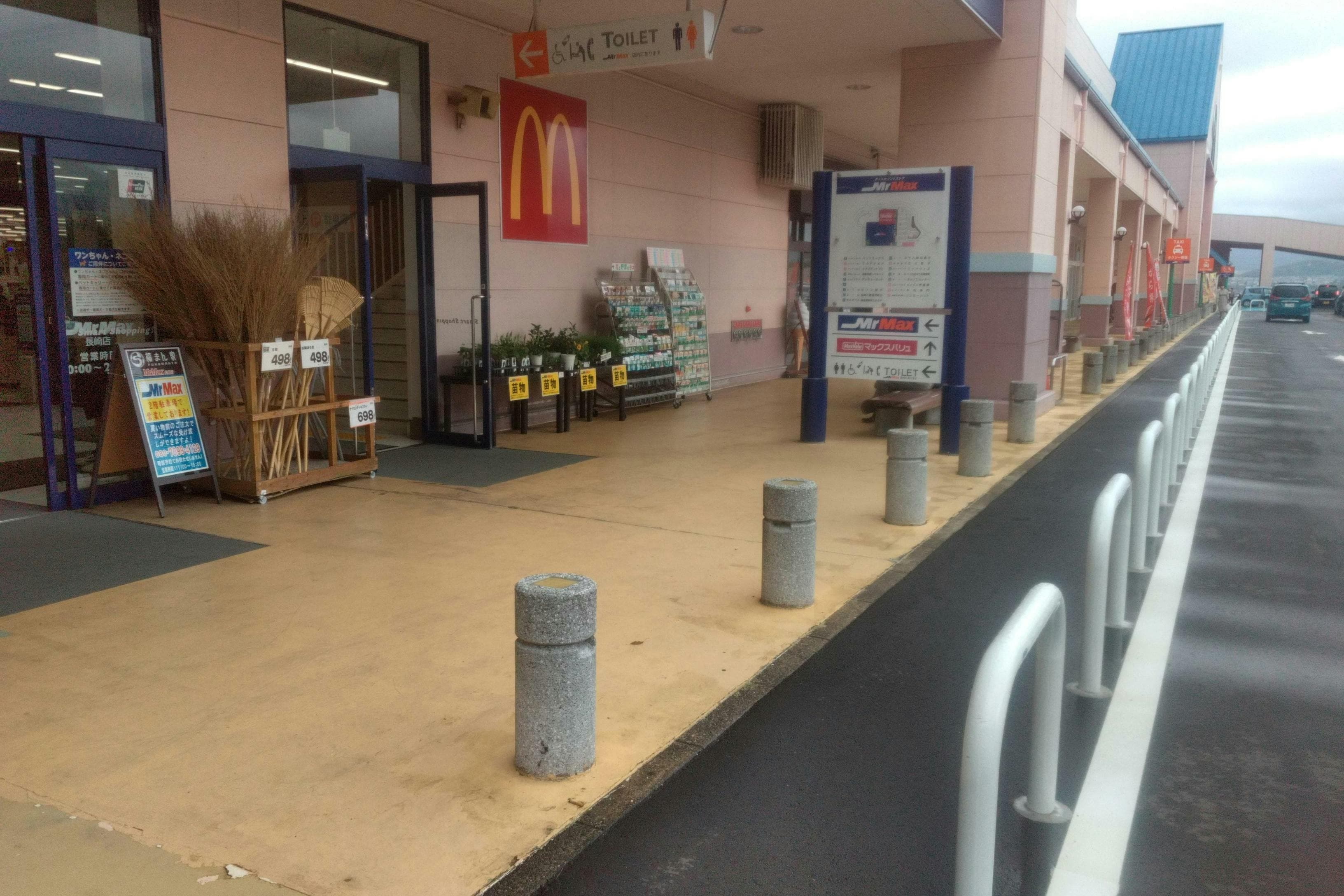 1階ミスターマックス側店頭 キッチンカーや食品販売に最適な総合ディスカウントストアの催事イベントスペース1