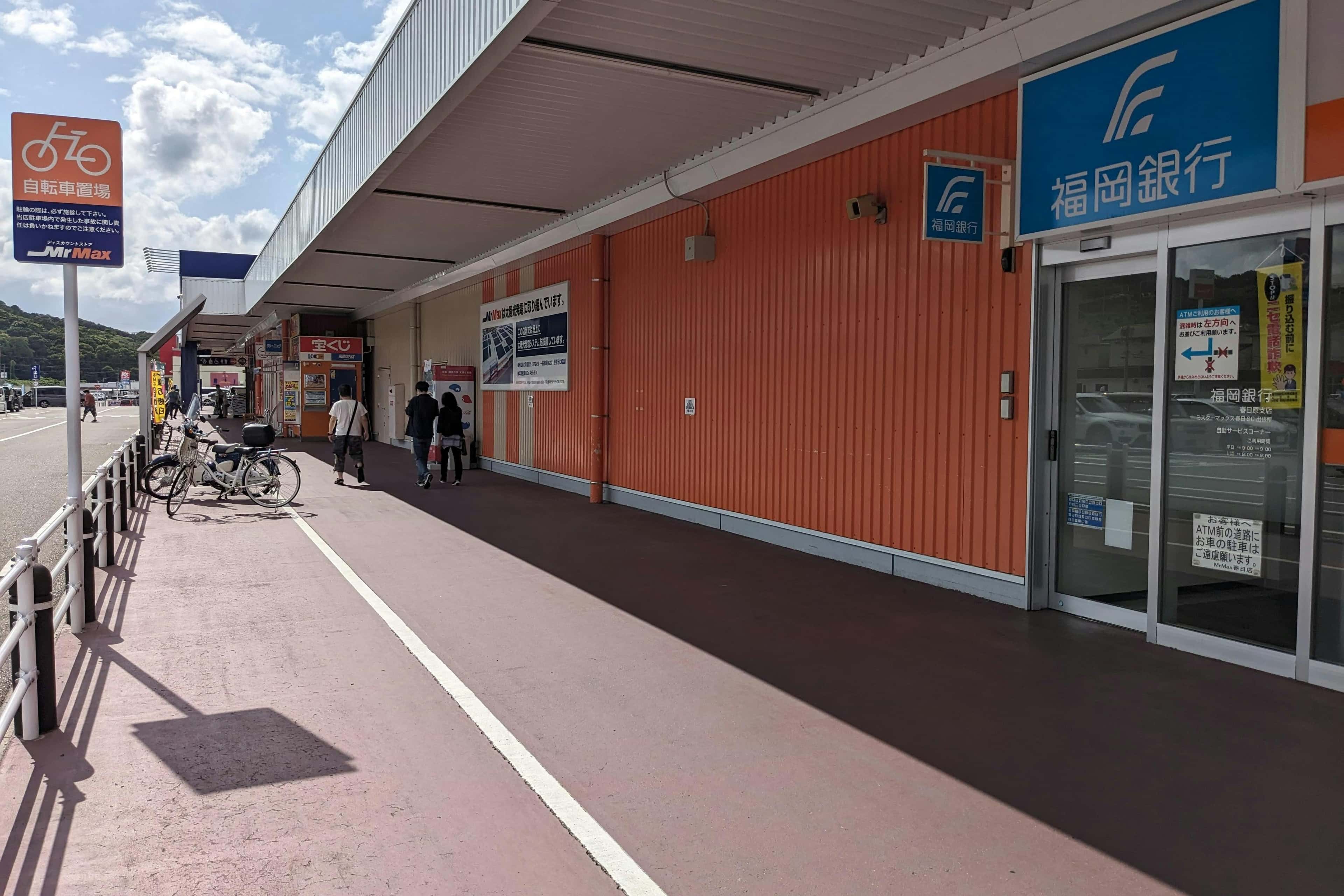 食品側入口ATM左側軒下 キッチンカーに最適な総合ディスカウントストアの催事イベントスペース