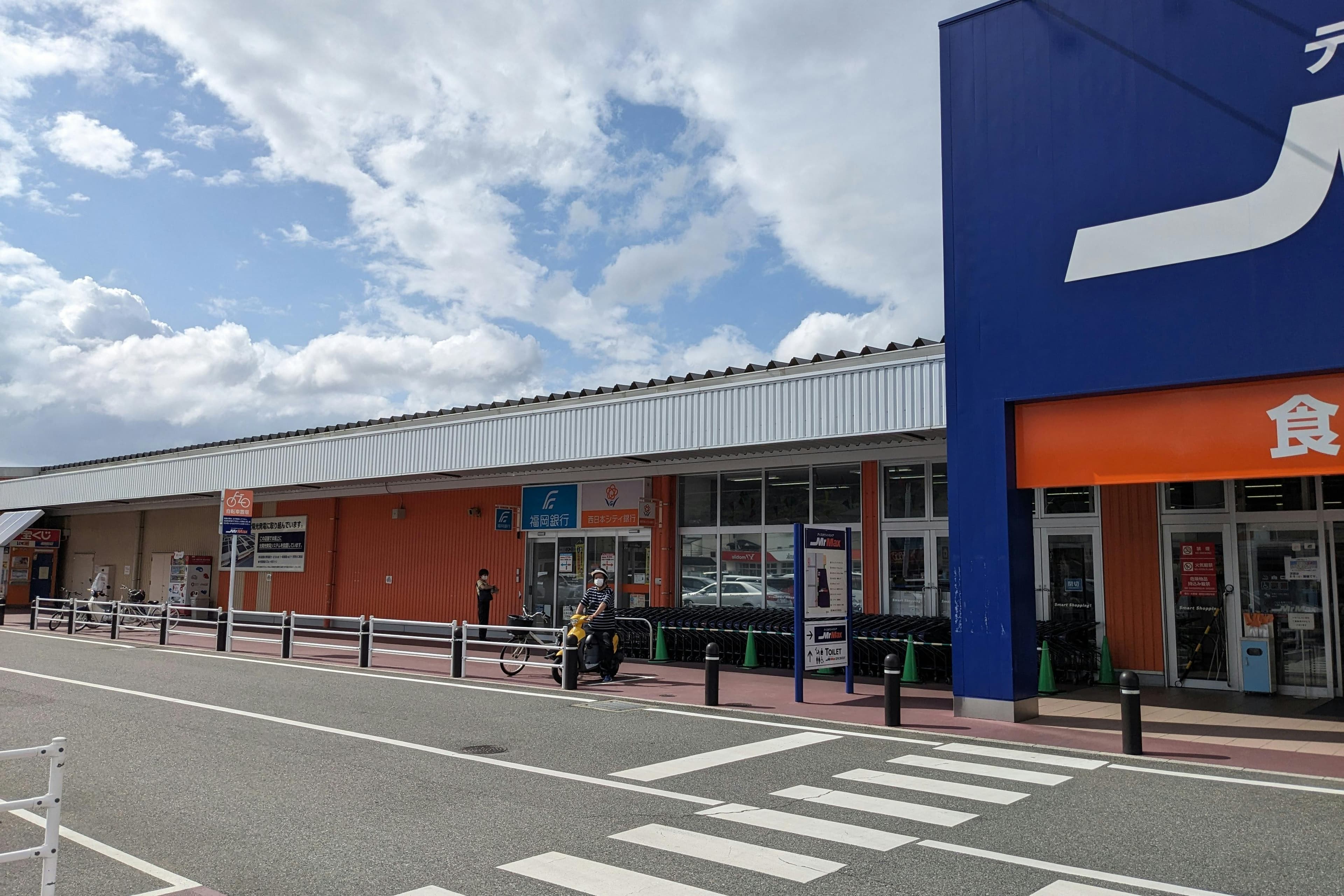 食品側入口ATM左側軒下 キッチンカーに最適な総合ディスカウントストアの催事イベントスペース2