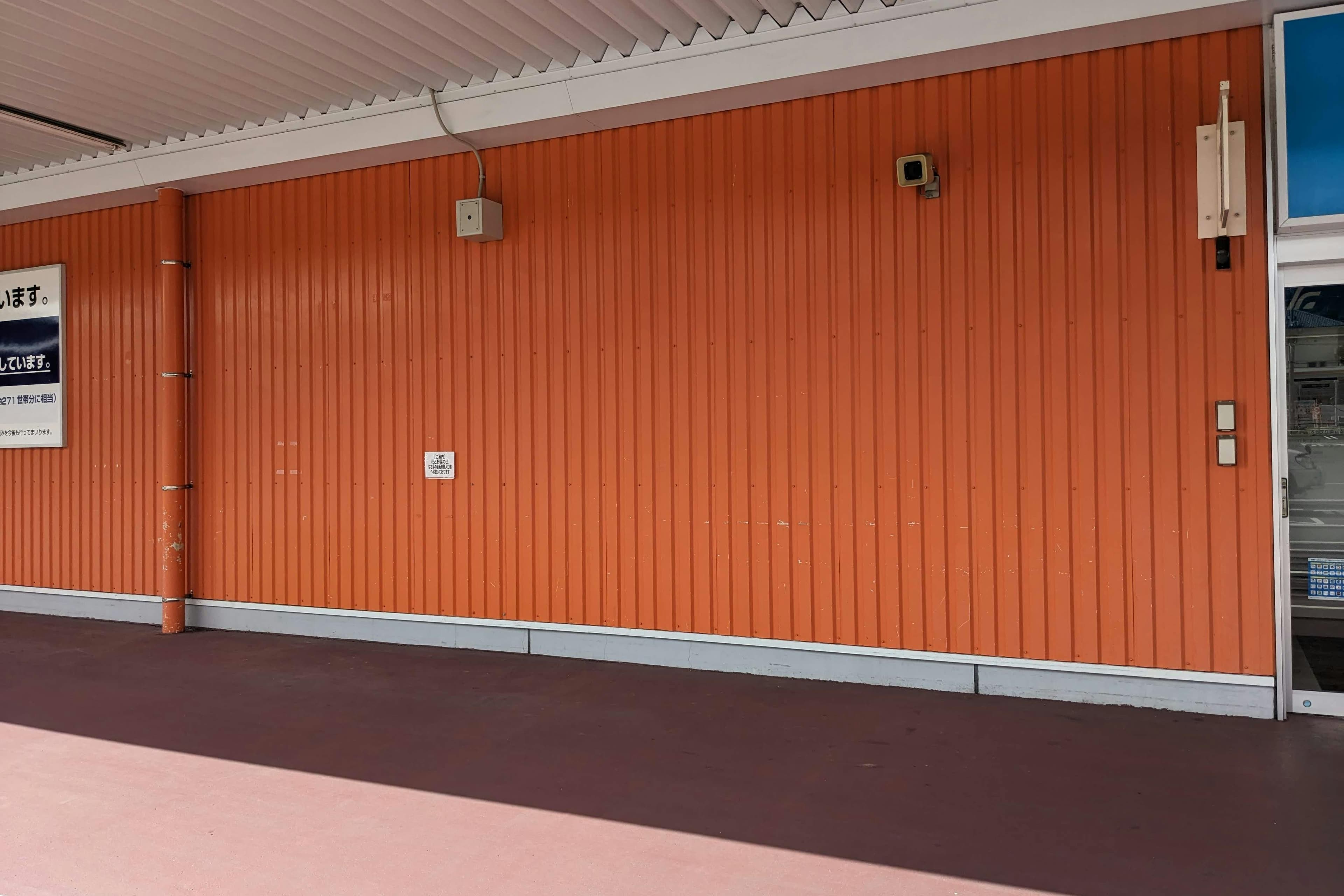 食品側入口ATM左側軒下 キッチンカーに最適な総合ディスカウントストアの催事イベントスペース1