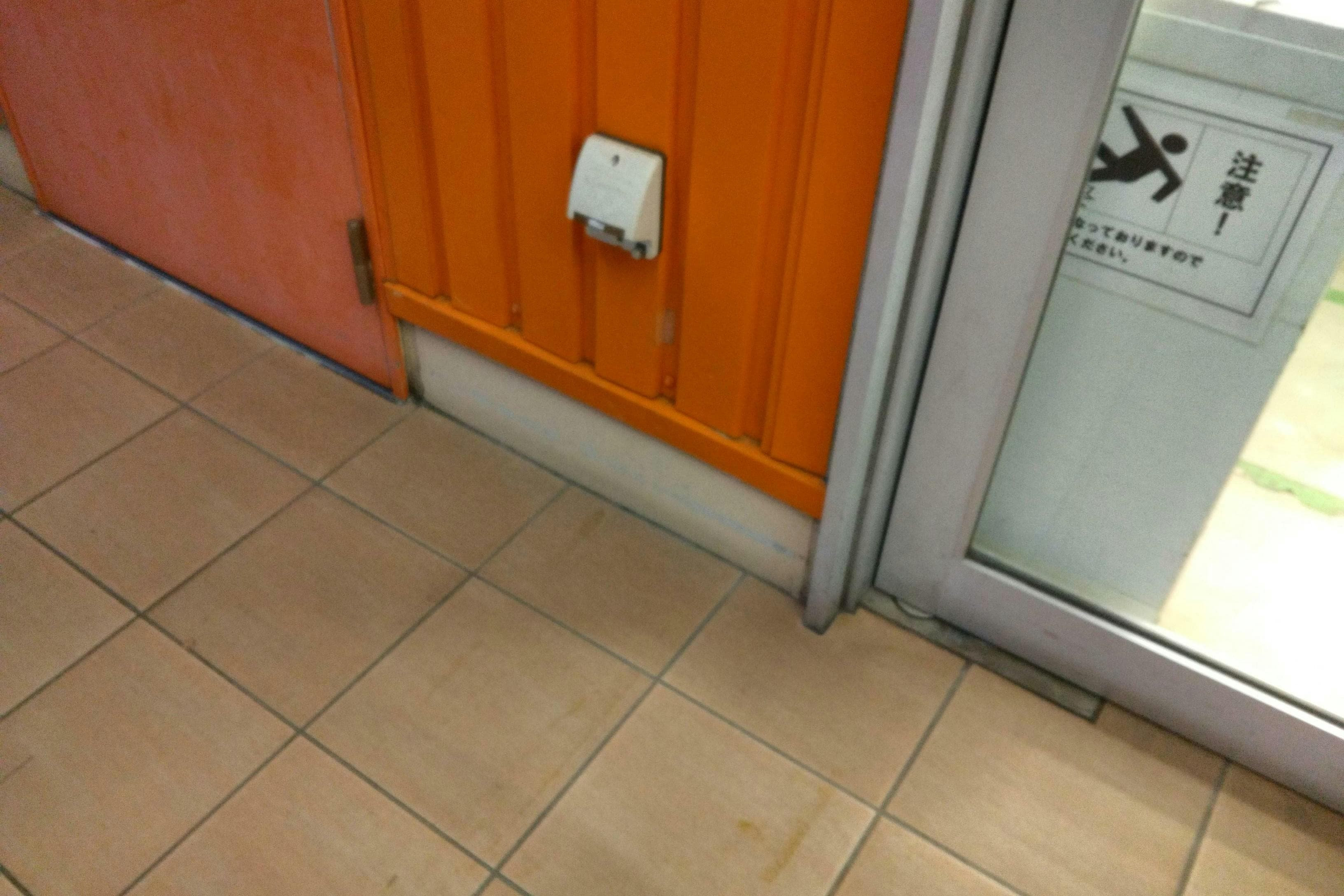 食品側入口 販促プロモーションや物販用途に最適な総合ディスカウントストアの催事イベントスペース1