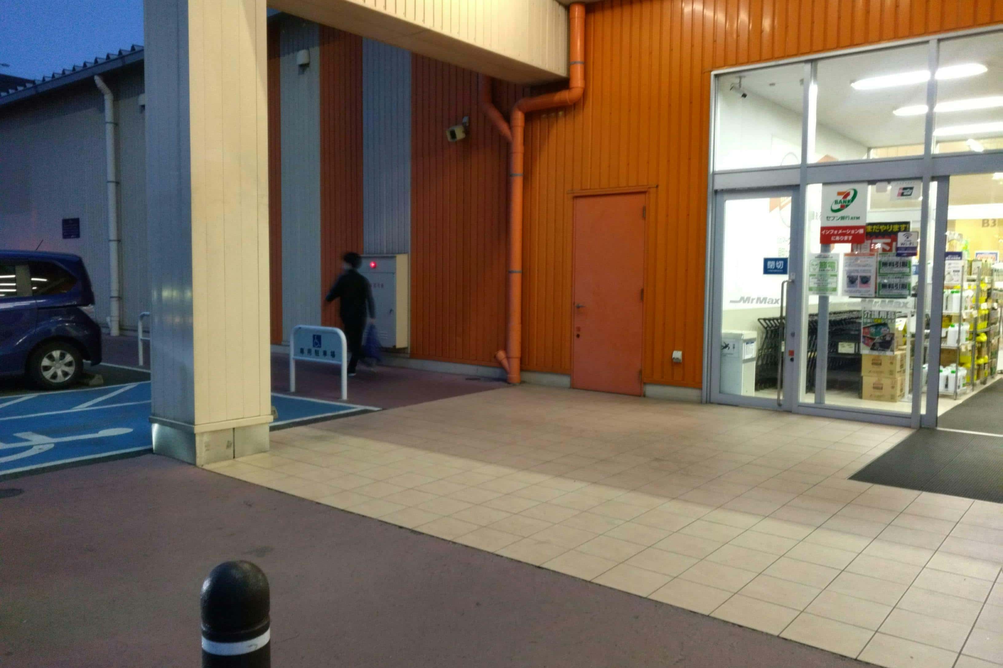 食品側入口 販促プロモーションや物販用途に最適な総合ディスカウントストアの催事イベントスペース