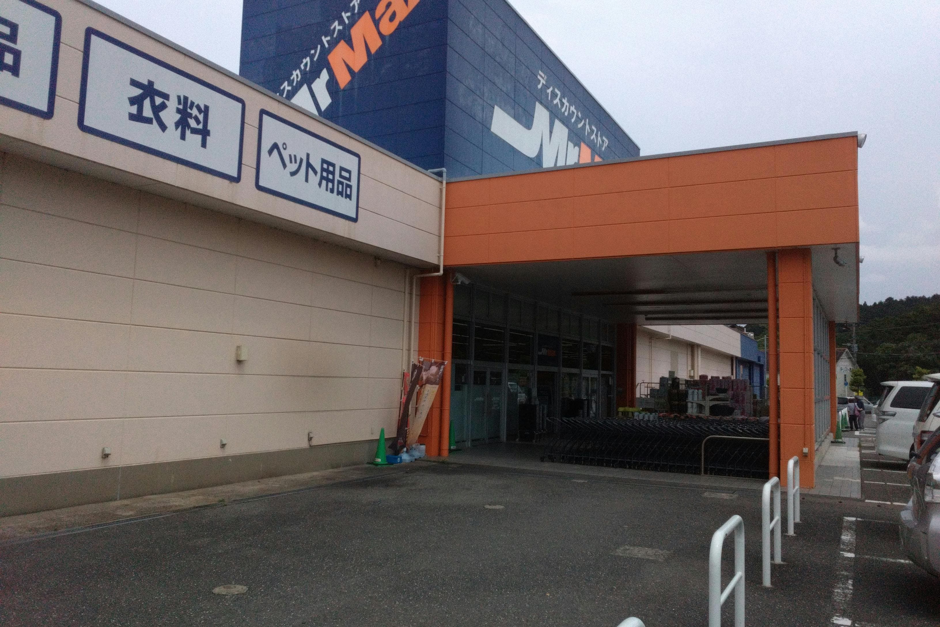 店頭左側 販促プロモーションや物販用途に最適な総合ディスカウントストアの催事イベントスペース1