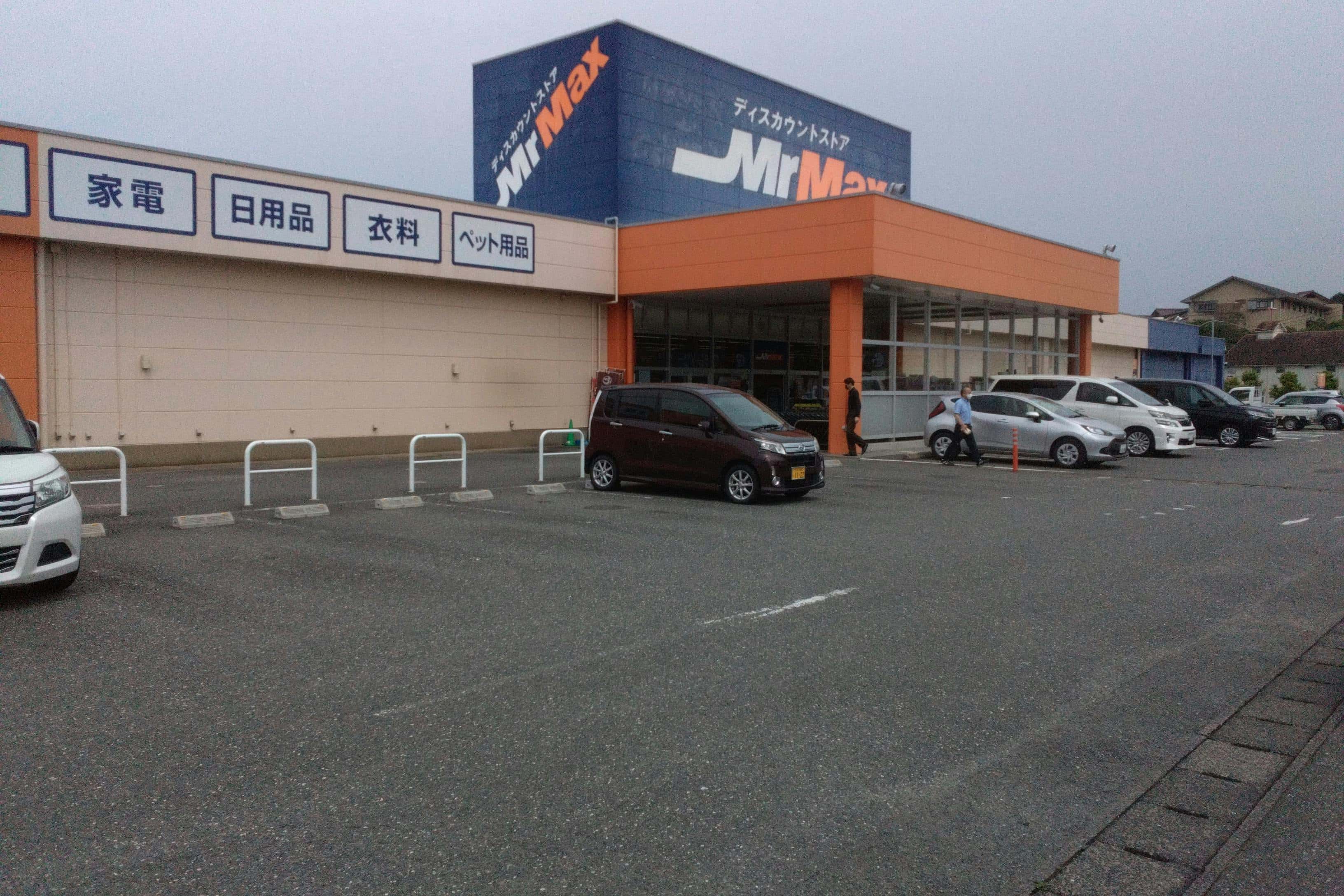 店頭左側 販促プロモーションや物販用途に最適な総合ディスカウントストアの催事イベントスペース