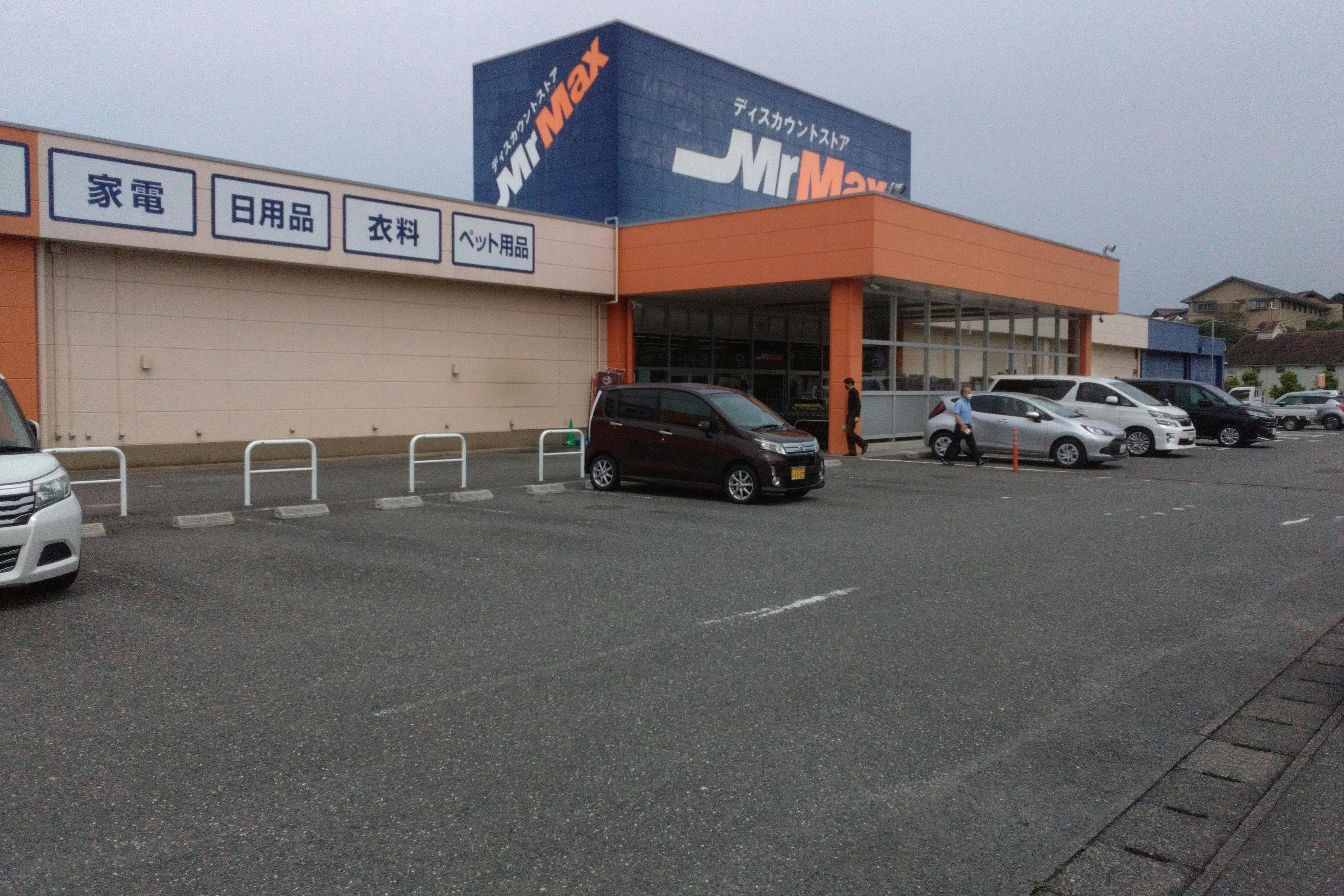 店頭左側 販促プロモーションや物販用途に最適な総合ディスカウントストアの催事イベントスペース