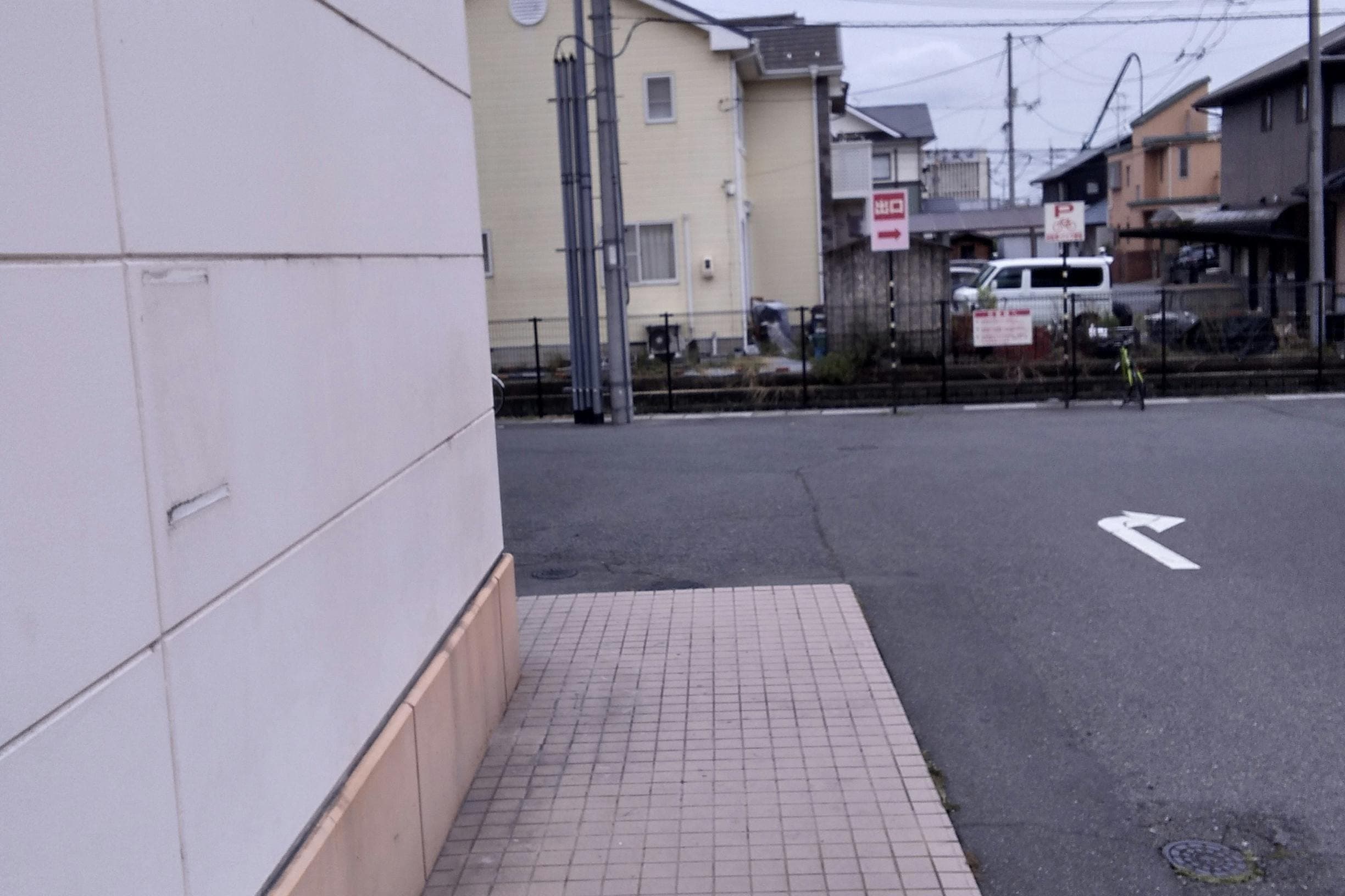 駐車場(食品側入口横) 販促プロモーションや物販用途に最適な総合ディスカウントストアの催事イベントスペース1