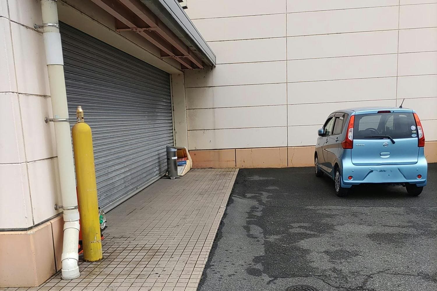 駐車場(食品側入口横) 販促プロモーションや物販用途に最適な総合ディスカウントストアの催事イベントスペース2