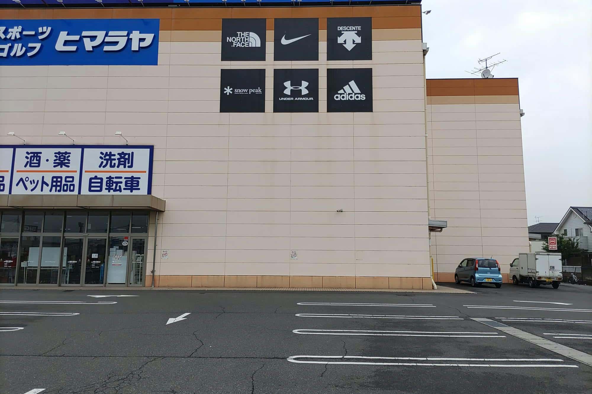 駐車場(食品側入口横) 販促プロモーションや物販用途に最適な総合ディスカウントストアの催事イベントスペース