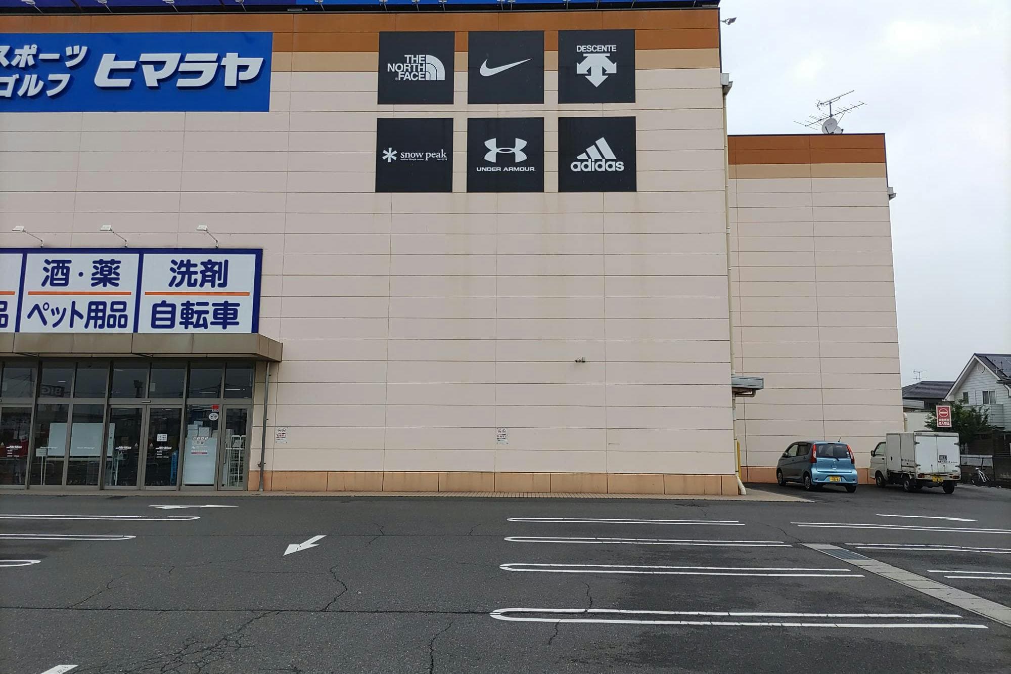 駐車場(食品側入口横) 販促プロモーションや物販用途に最適な総合ディスカウントストアの催事イベントスペース