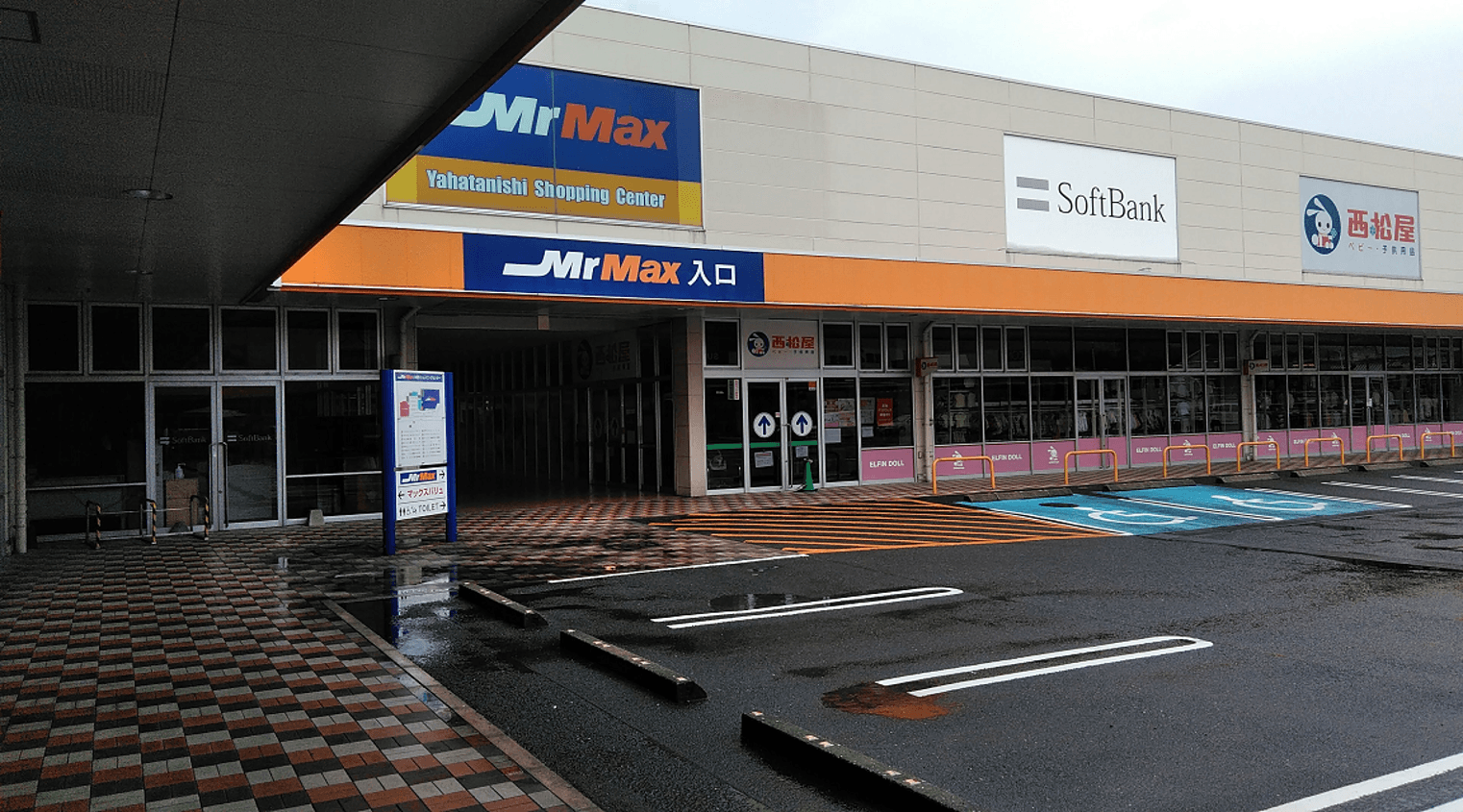 ダイソー側駐車場 キッチンカーや食品販売に最適な総合ディスカウントストアの催事イベントスペース2