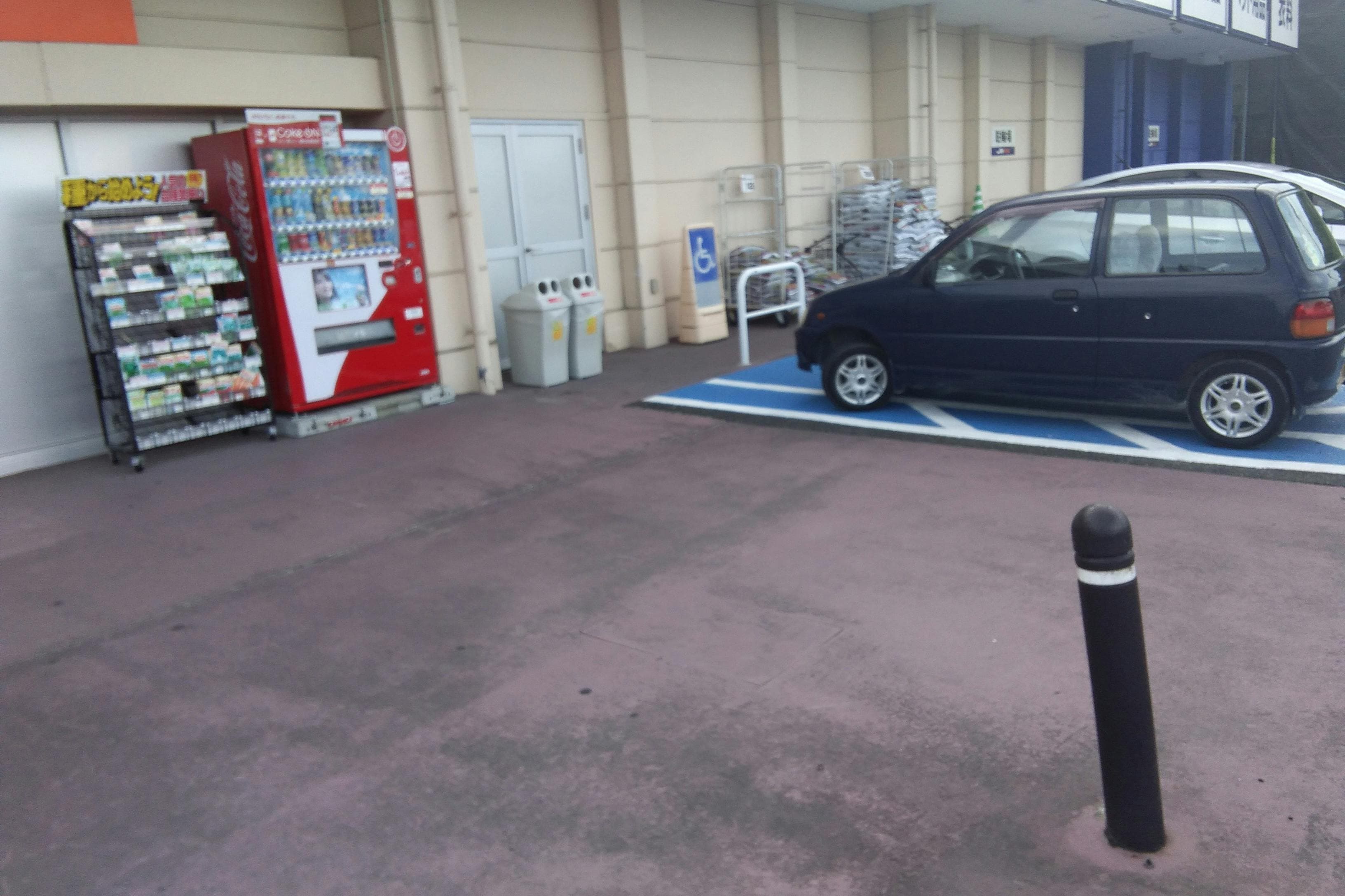 食品側入口 キッチンカーや物販用途に最適な総合ディスカウントストアの催事イベントスペース2