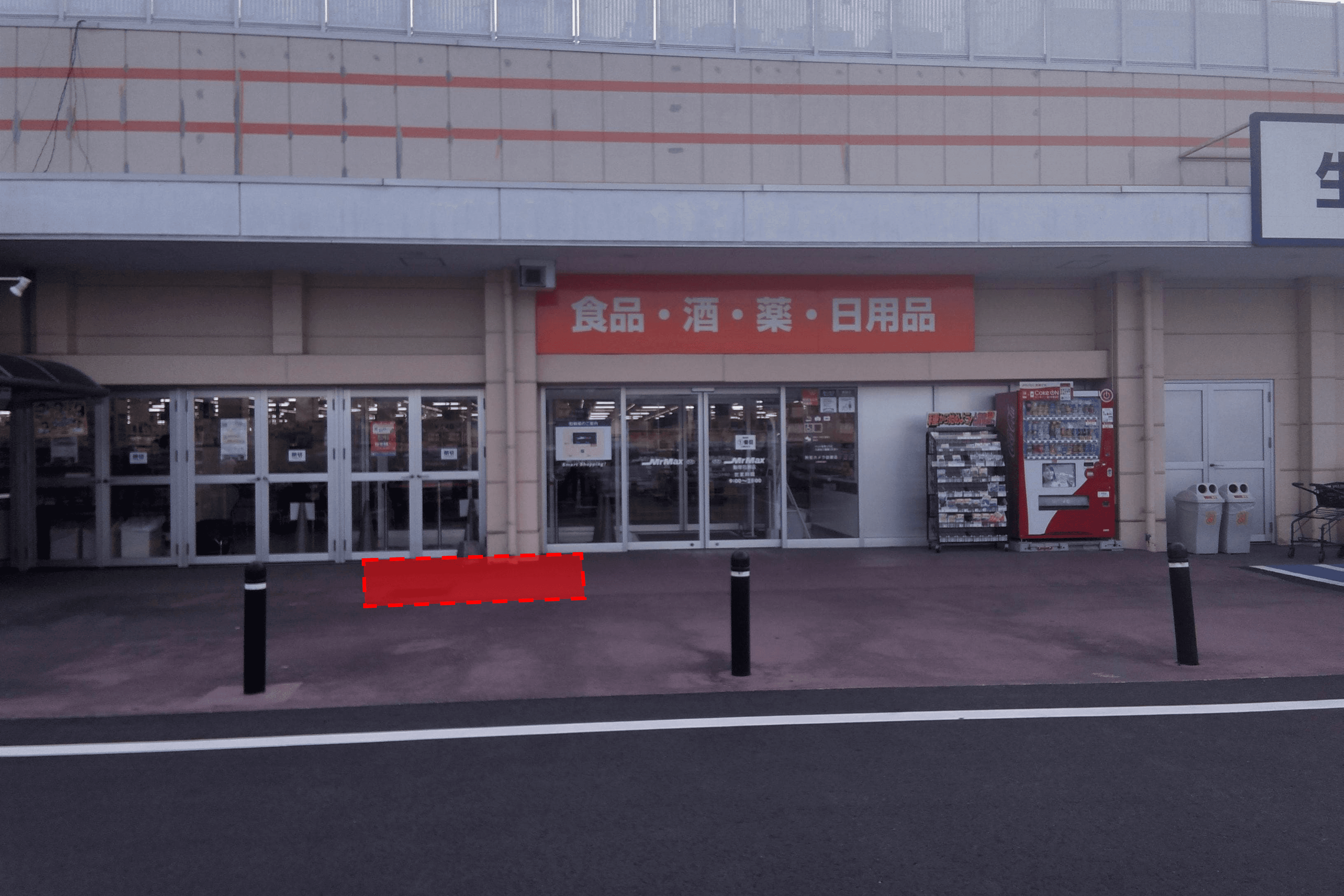 食品側入口 キッチンカーや物販用途に最適な総合ディスカウントストアの催事イベントスペース