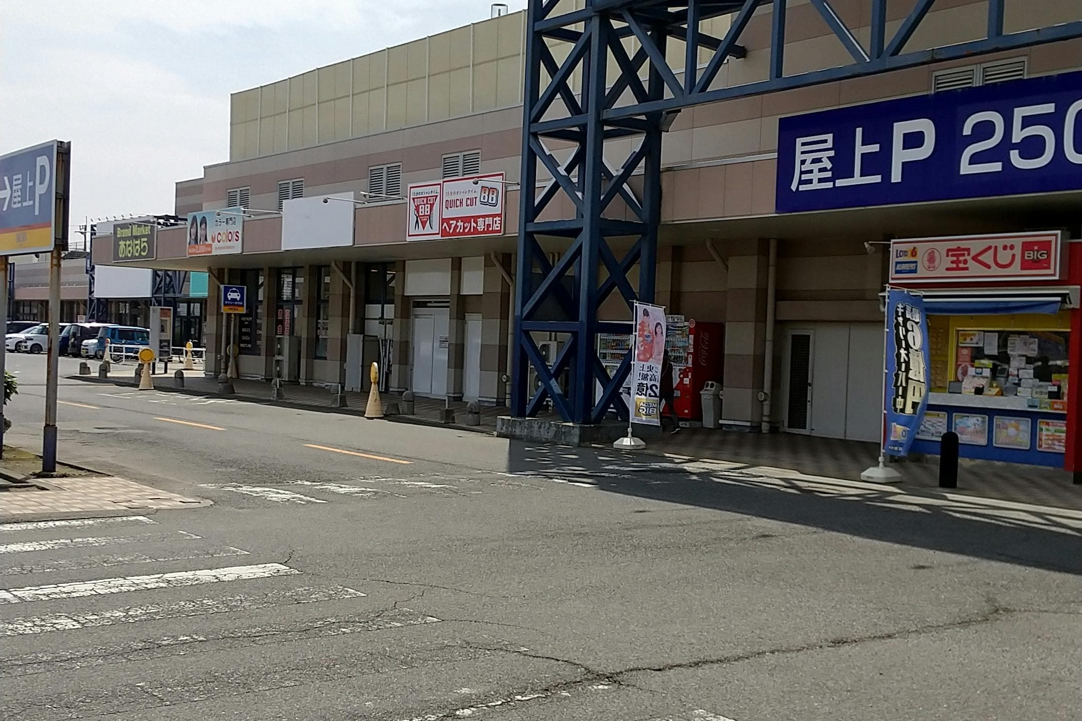 風除室外キッチンカースペース(小型) キッチンカーに最適な総合ディスカウントストアの催事イベントスペース1