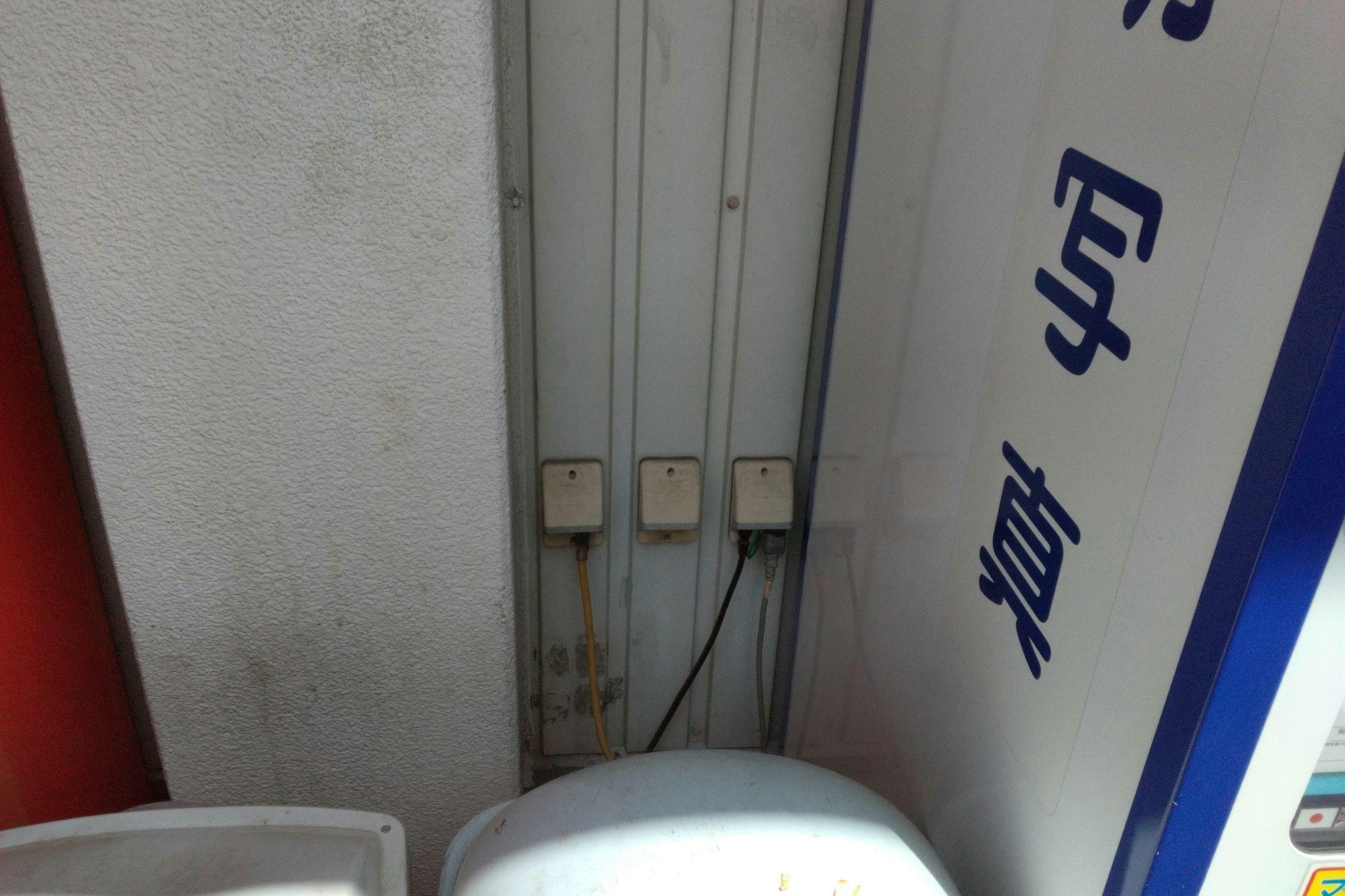 入口付近軒下 キッチンカーや物販用途に最適な総合ディスカウントストアの催事イベントスペース2