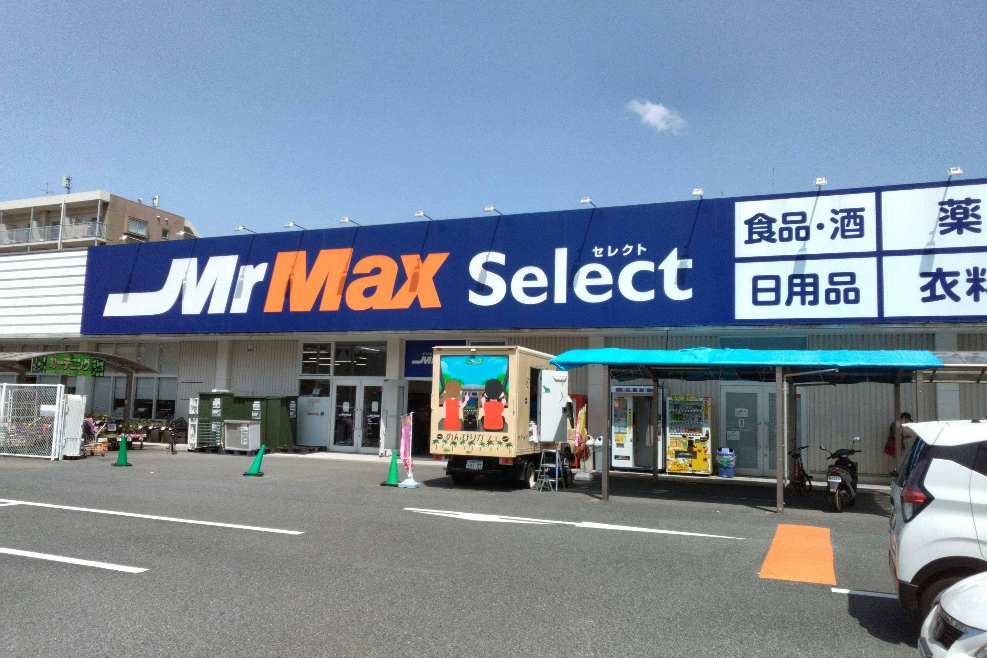 入口付近軒下 キッチンカーや物販用途に最適な総合ディスカウントストアの催事イベントスペース