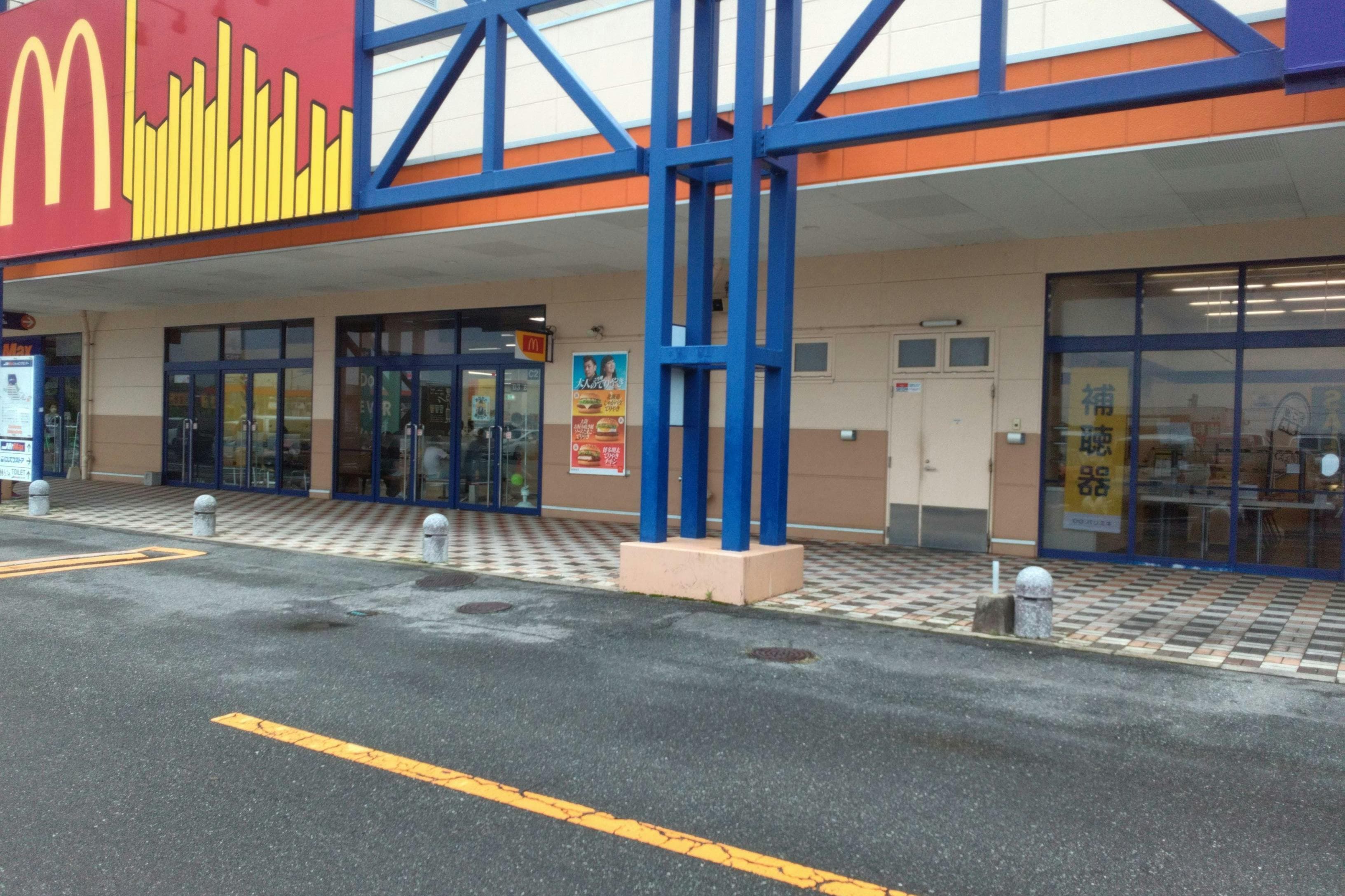 店頭(マクドナルド側) 販促プロモーションや物販用途に最適な総合ディスカウントストアの催事イベントスペース1