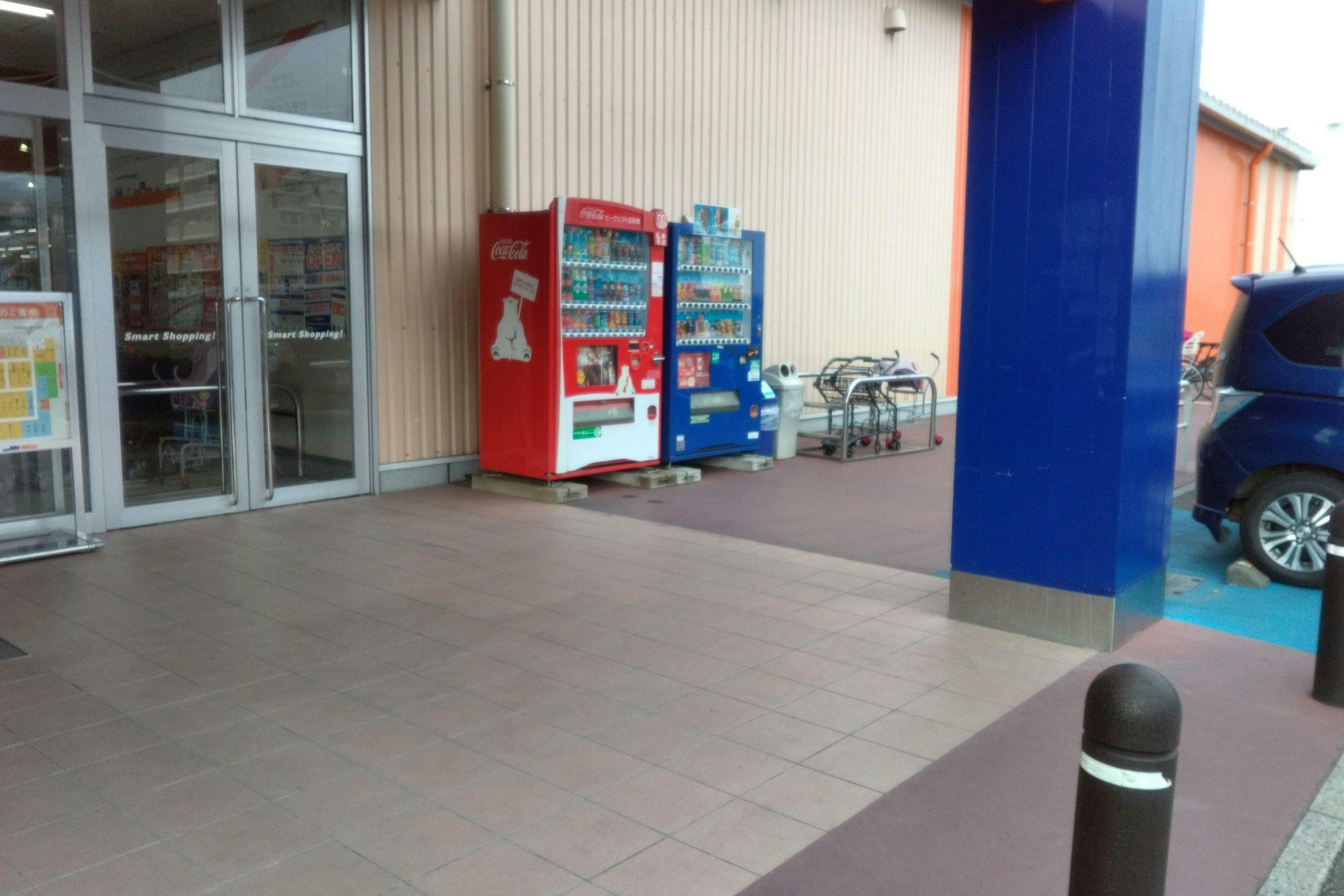 食品側入口 キッチンカーや物販用途に最適な総合ディスカウントストアの催事イベントスペース1