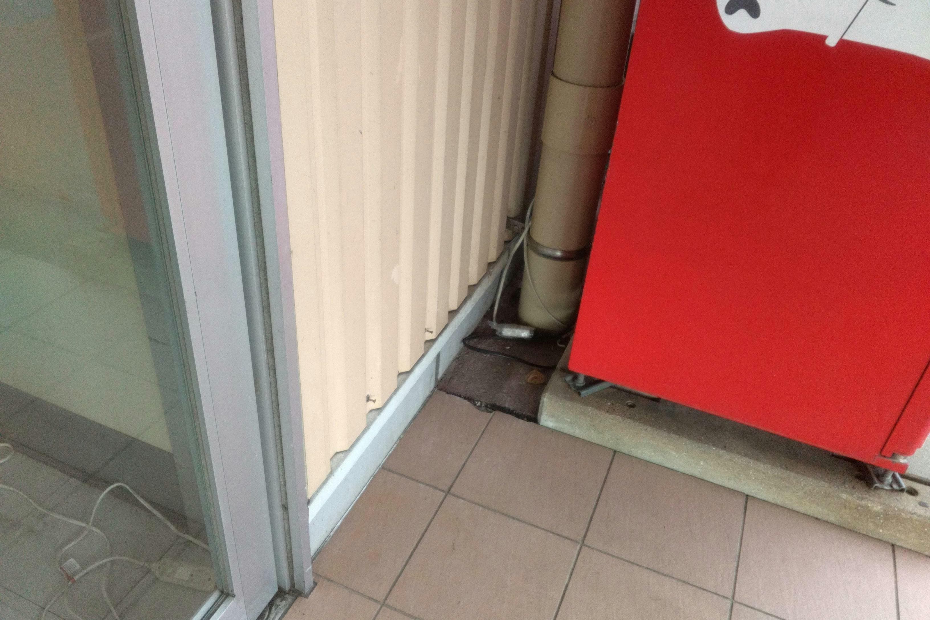 食品側入口 キッチンカーや物販用途に最適な総合ディスカウントストアの催事イベントスペース2