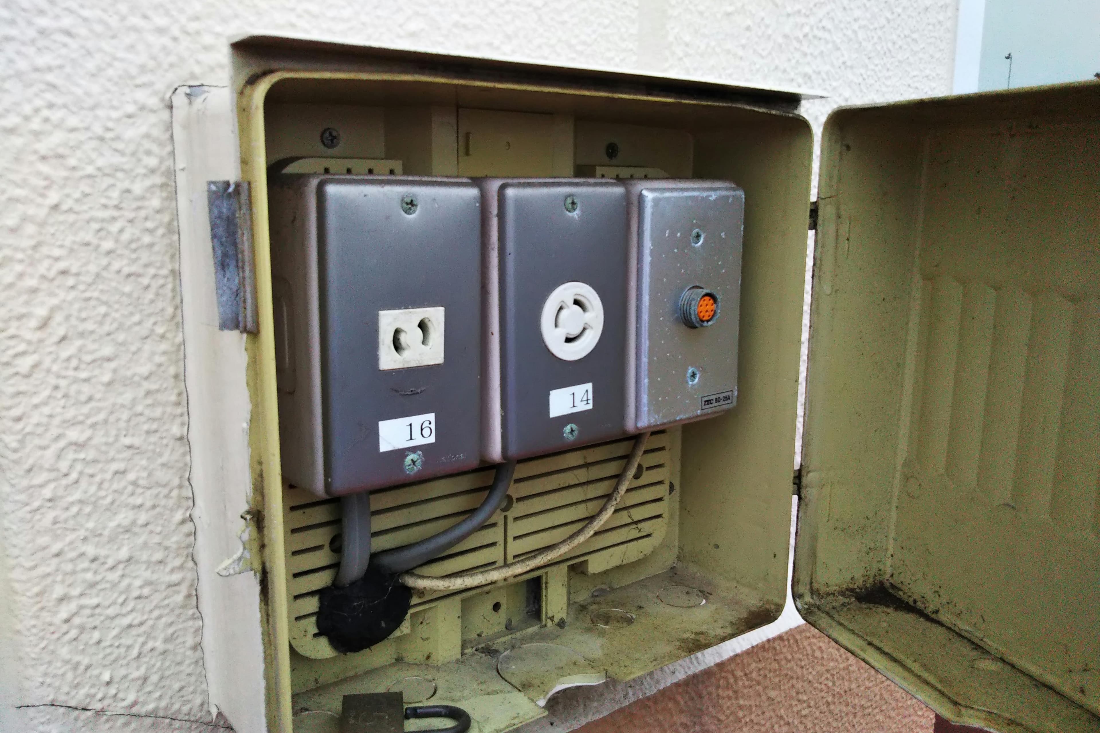 入口前駐車場1台分 キッチンカーの出店が可能な総合ディスカウントストアの催事イベントスペース2