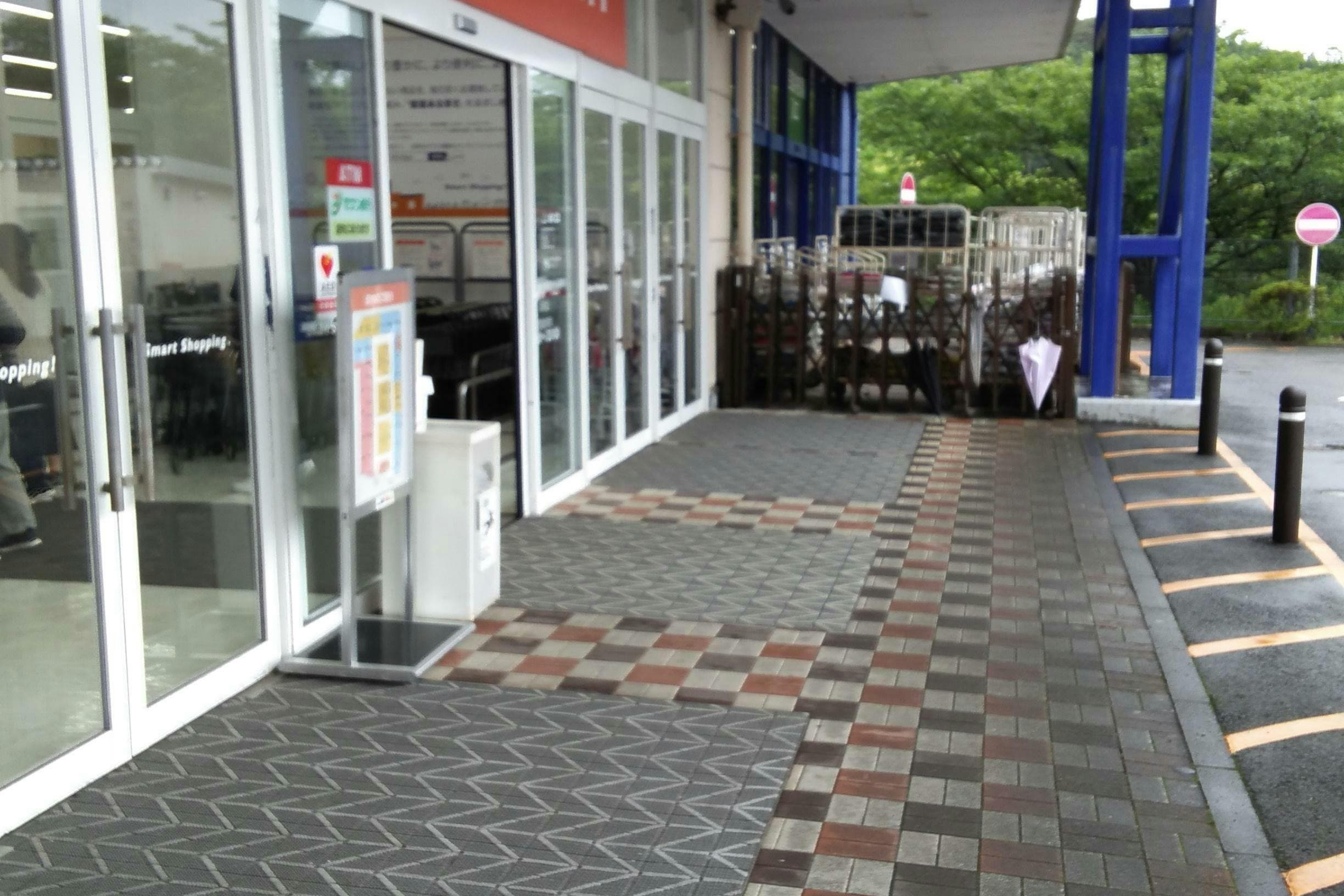 家電側入口(公園側) キッチンカーや食品販売に最適な総合ディスカウントストアの催事イベントスペース1