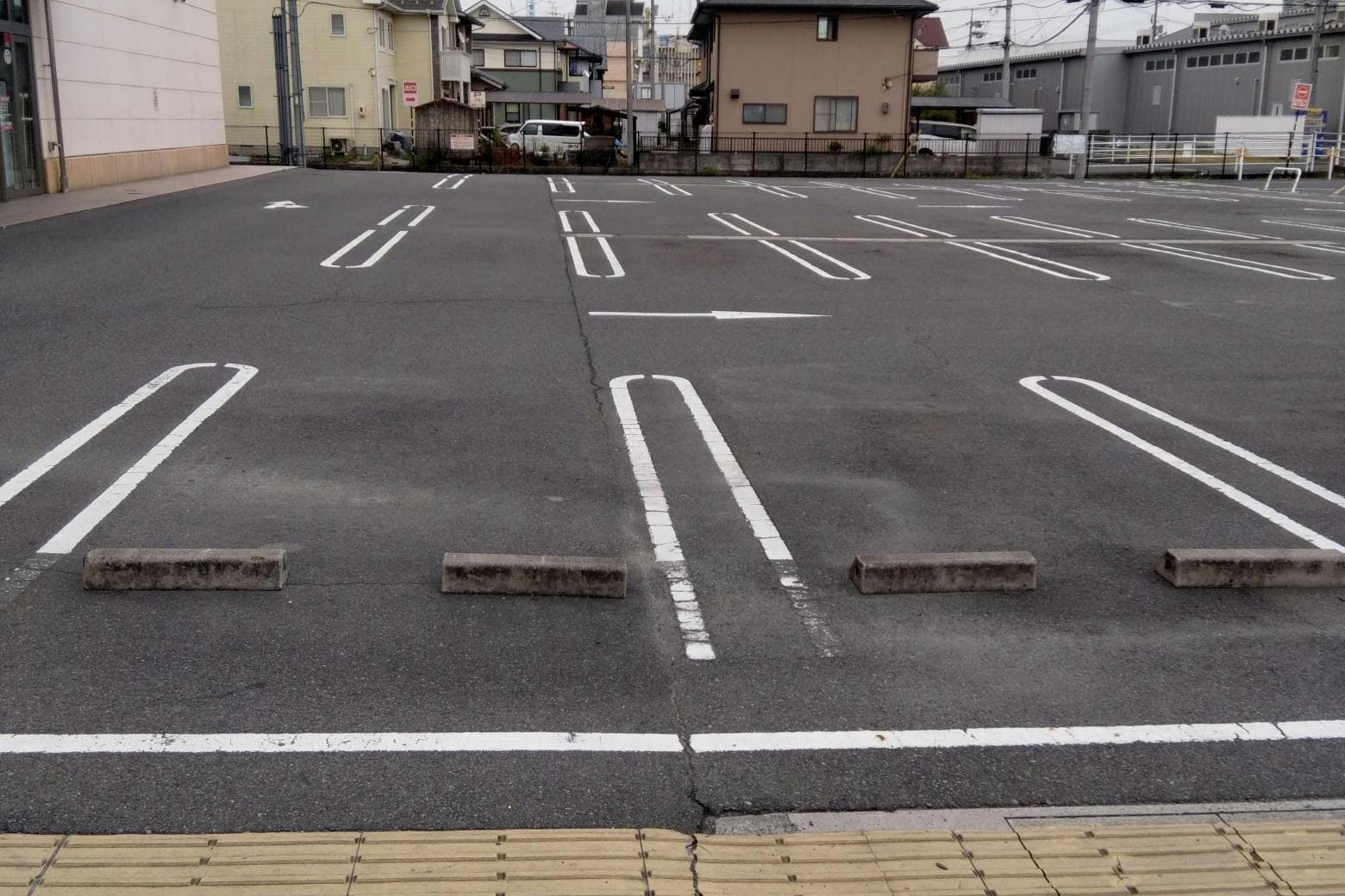 駐車場(中央) 販促プロモーションや物販用途に最適な総合ディスカウントストアの催事イベントスペース1