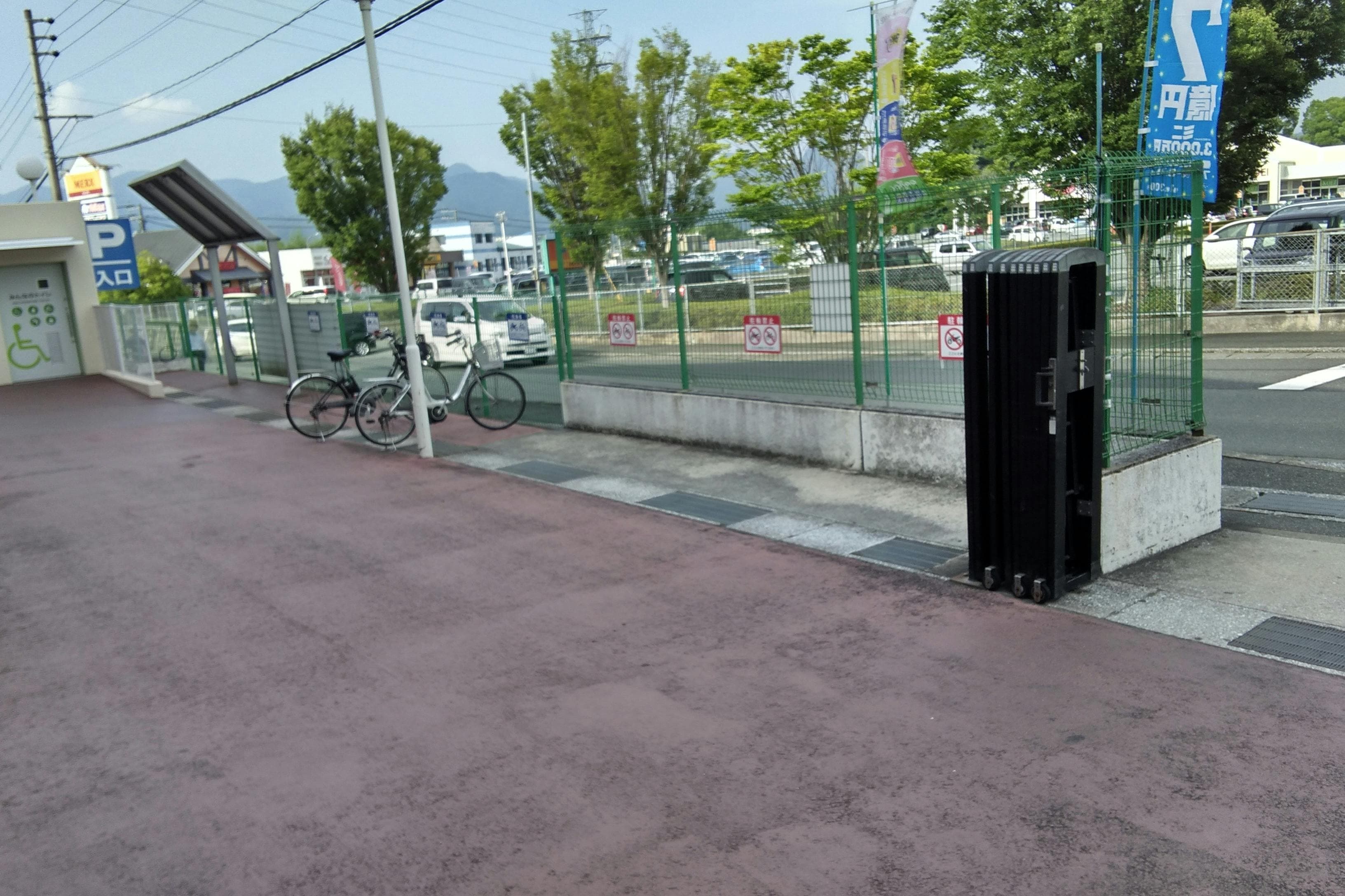 ミスターマックス入口前 販促プロモーションや物販用途に最適な総合ディスカウントストアの催事イベントスペース1