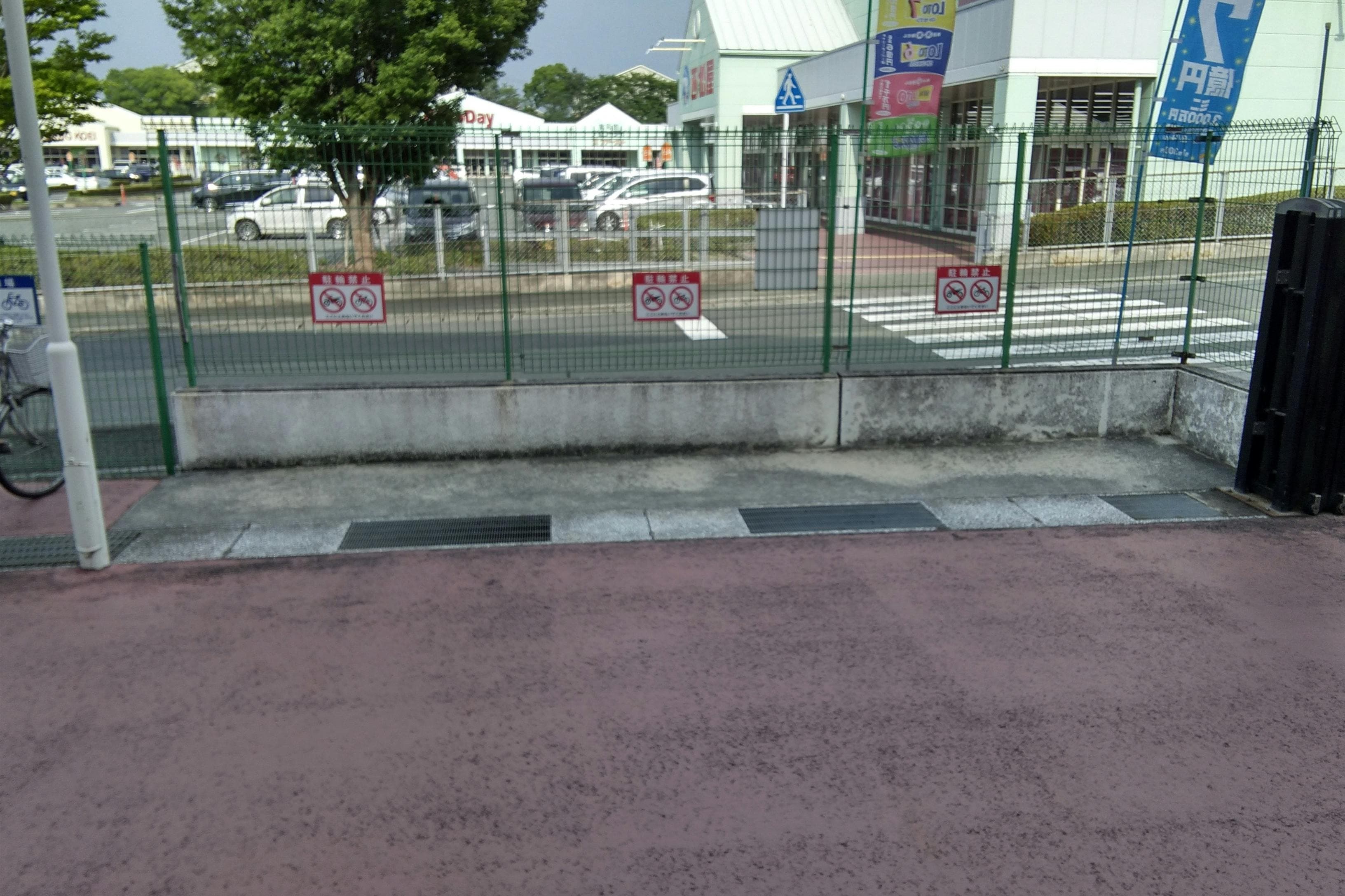 ミスターマックス入口前 販促プロモーションや物販用途に最適な総合ディスカウントストアの催事イベントスペース2