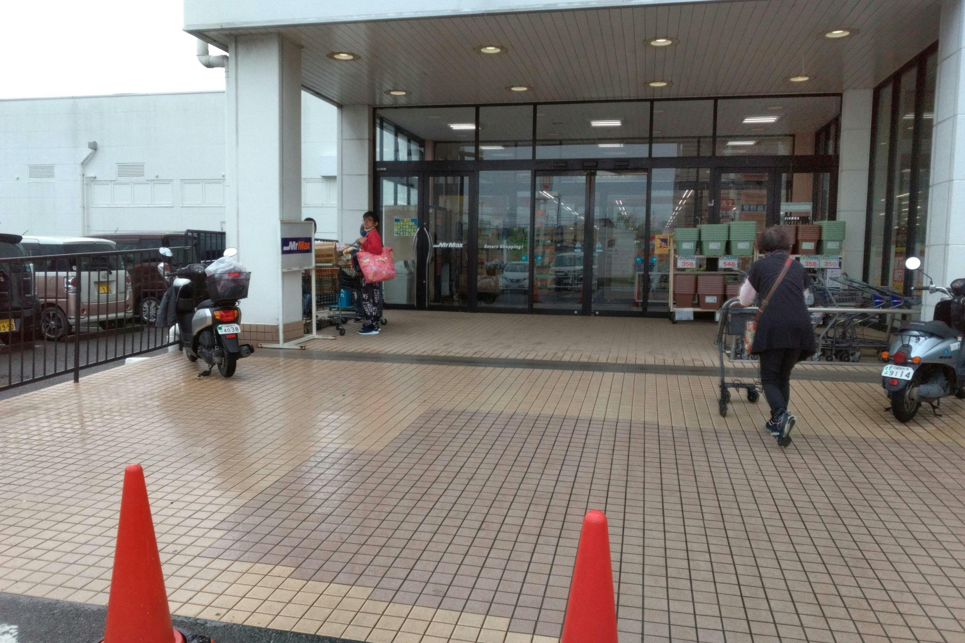 店頭 キッチンカーや物販用途に最適な総合ディスカウントストアの催事イベントスペース2