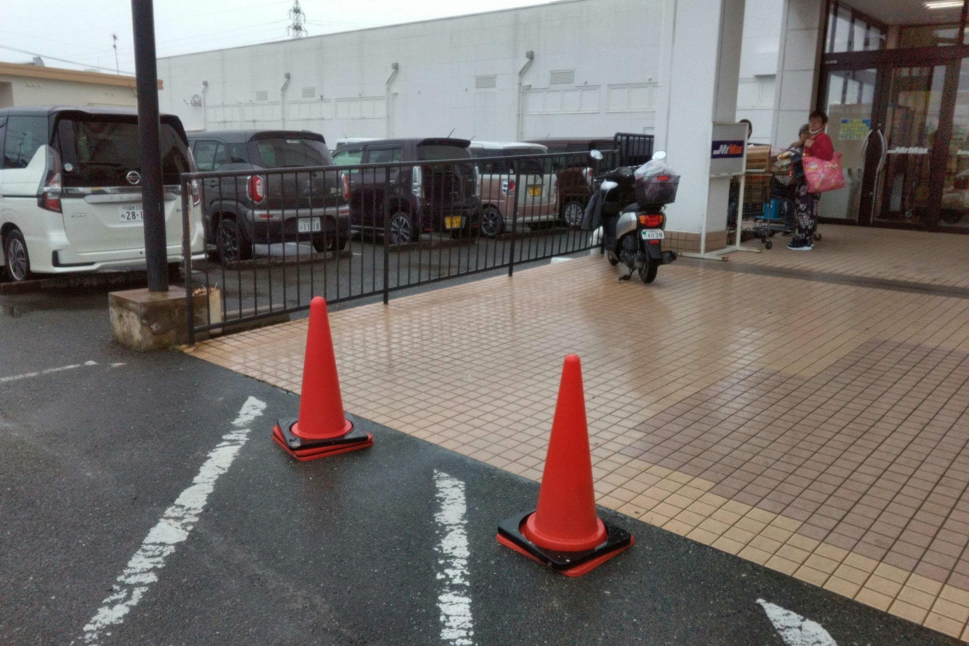 店頭 キッチンカーや物販用途に最適な総合ディスカウントストアの催事イベントスペース1