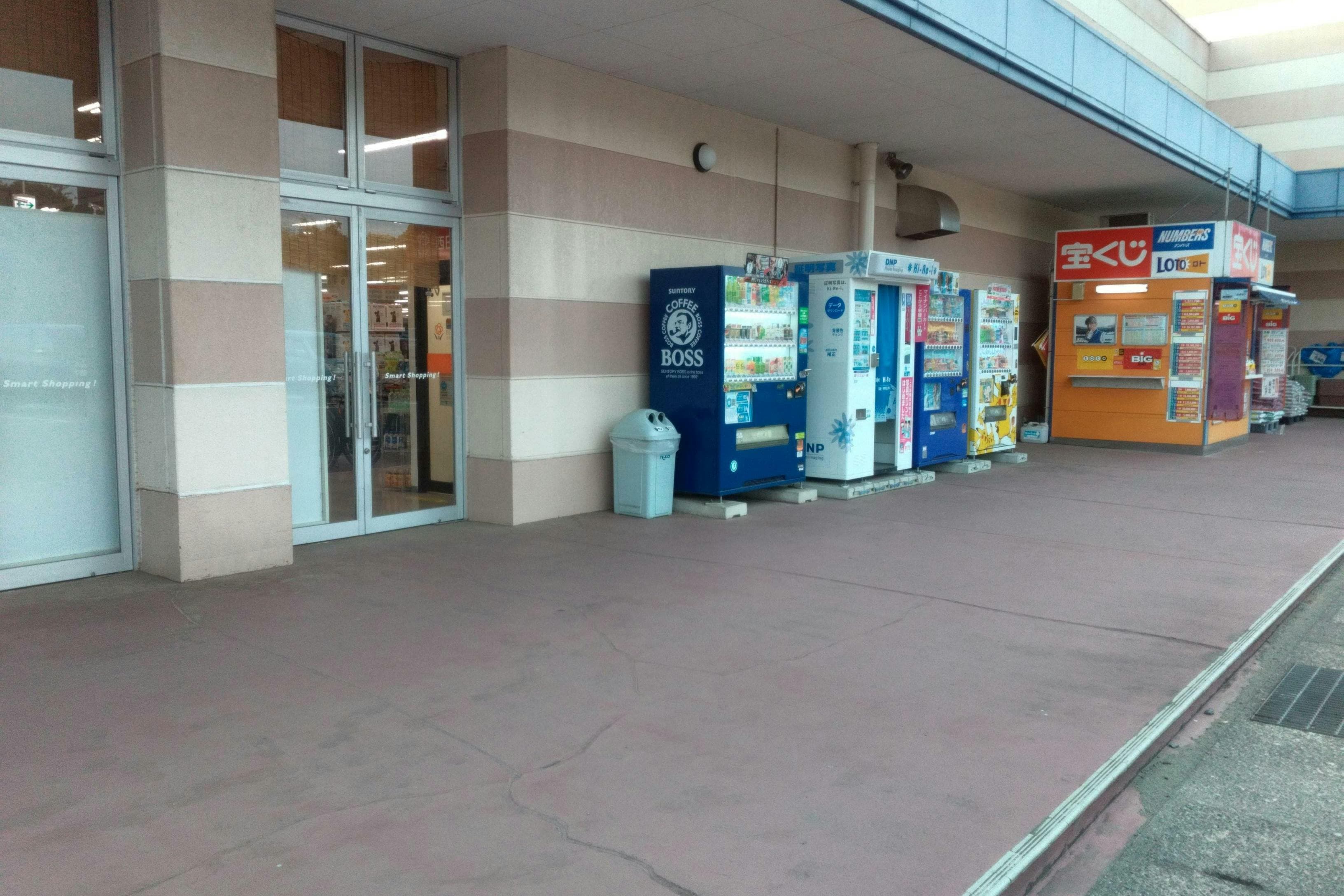 宝くじ・自販機の左側 販促プロモーションや物販用途に最適な総合ディスカウントストアの催事イベントスペース1