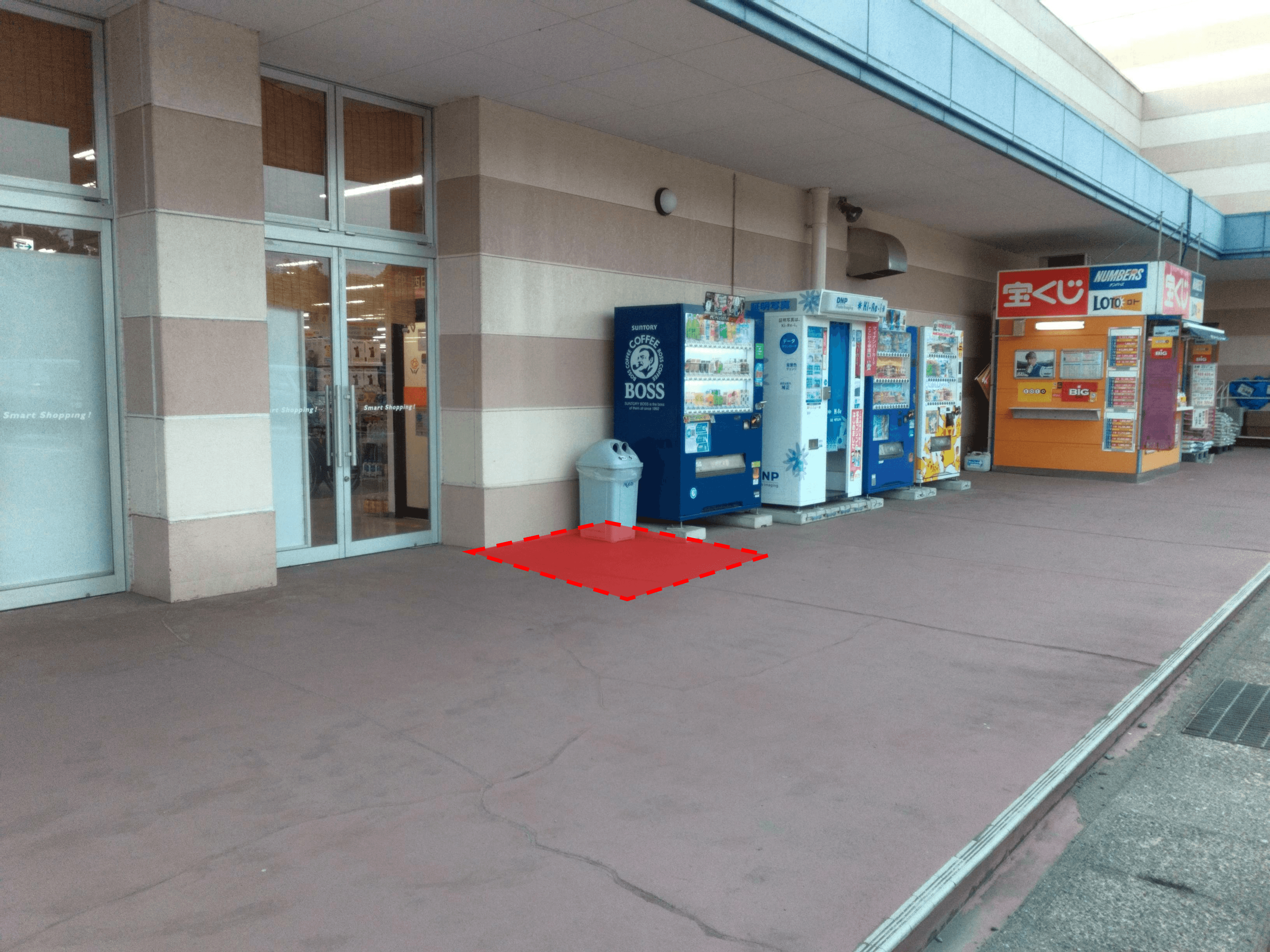 宝くじ・自販機の左側 販促プロモーションや物販用途に最適な総合ディスカウントストアの催事イベントスペース