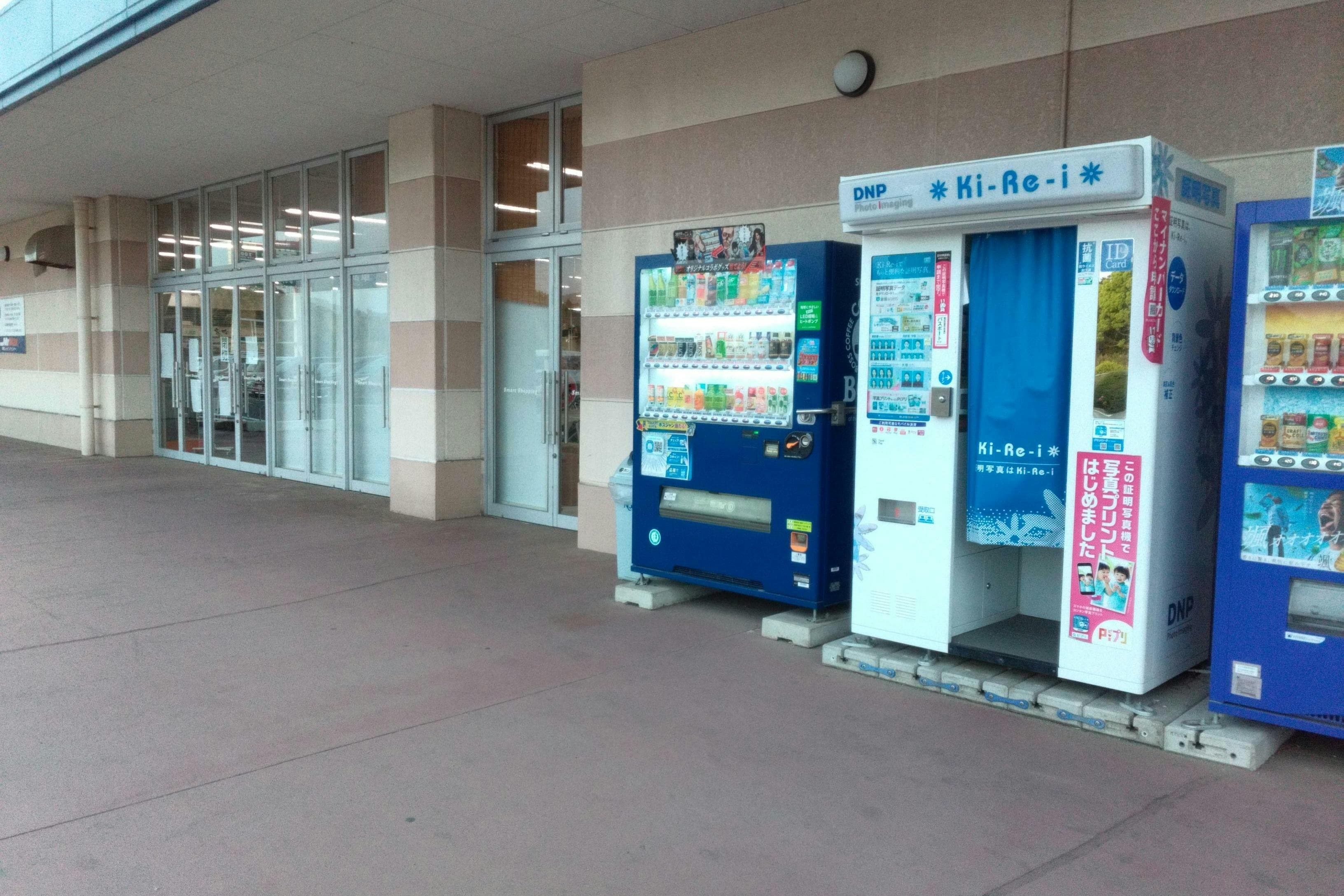 宝くじ・自販機の左側 販促プロモーションや物販用途に最適な総合ディスカウントストアの催事イベントスペース2