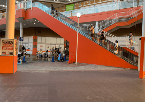 センターコートエスカレーター横 販促プロモーションや物販用途に最適な総合ディスカウントストアの催事イベントスペース1