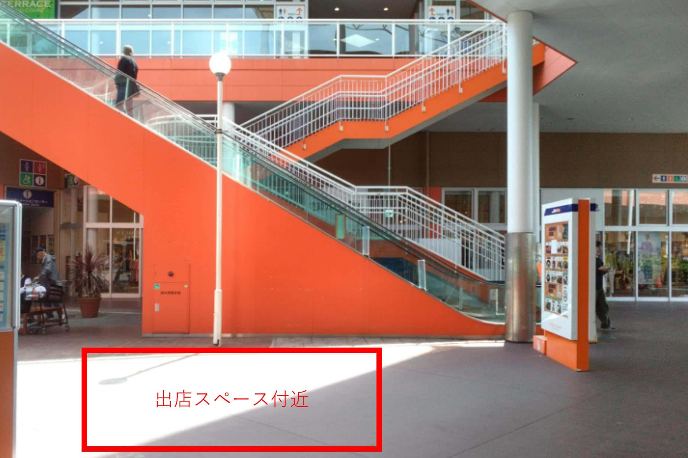 センターコートエスカレーター横 販促プロモーションや物販用途に最適な総合ディスカウントストアの催事イベントスペース