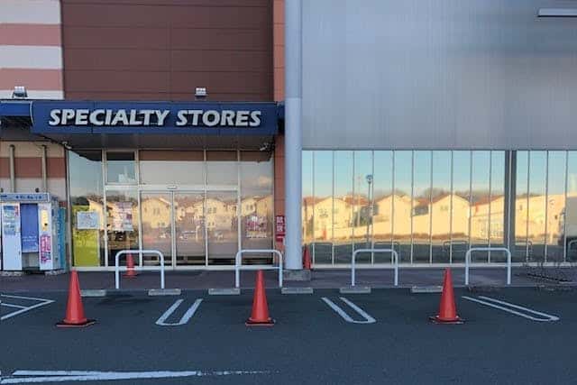 第4風除室前(駐車場3台) キッチンカーや車両展示に最適な総合ディスカウントストアの催事イベントスペース