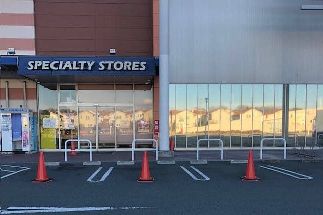 第4風除室前(駐車場3台) キッチンカーや車両展示に最適な総合ディスカウントストアの催事イベントスペース
