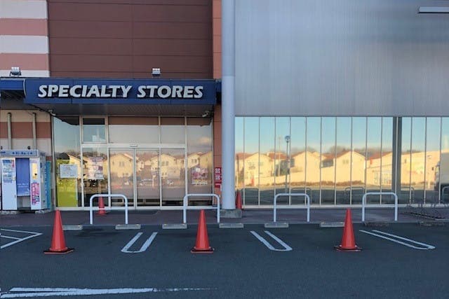 第4風除室前(駐車場3台) キッチンカーや車両展示に最適な総合ディスカウントストアの催事イベントスペース