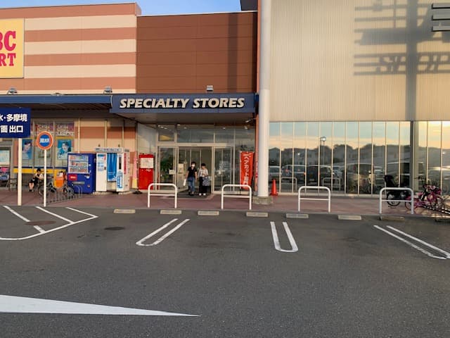 第4風除室前(駐車場3台) キッチンカーや車両展示に最適な総合ディスカウントストアの催事イベントスペース1