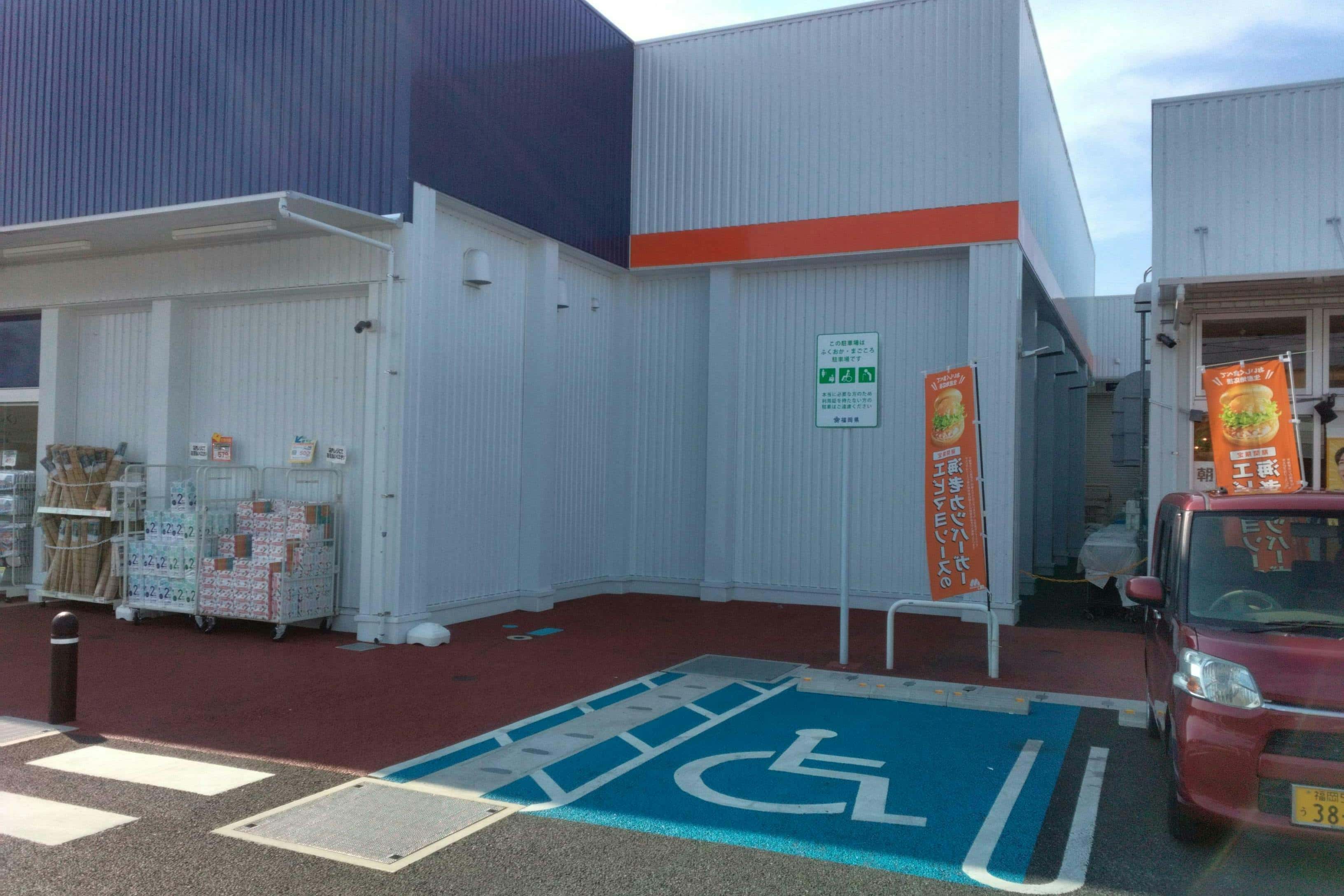 店頭(モスバーガー側) キッチンカーに最適な総合ディスカウントストアの催事イベントスペース