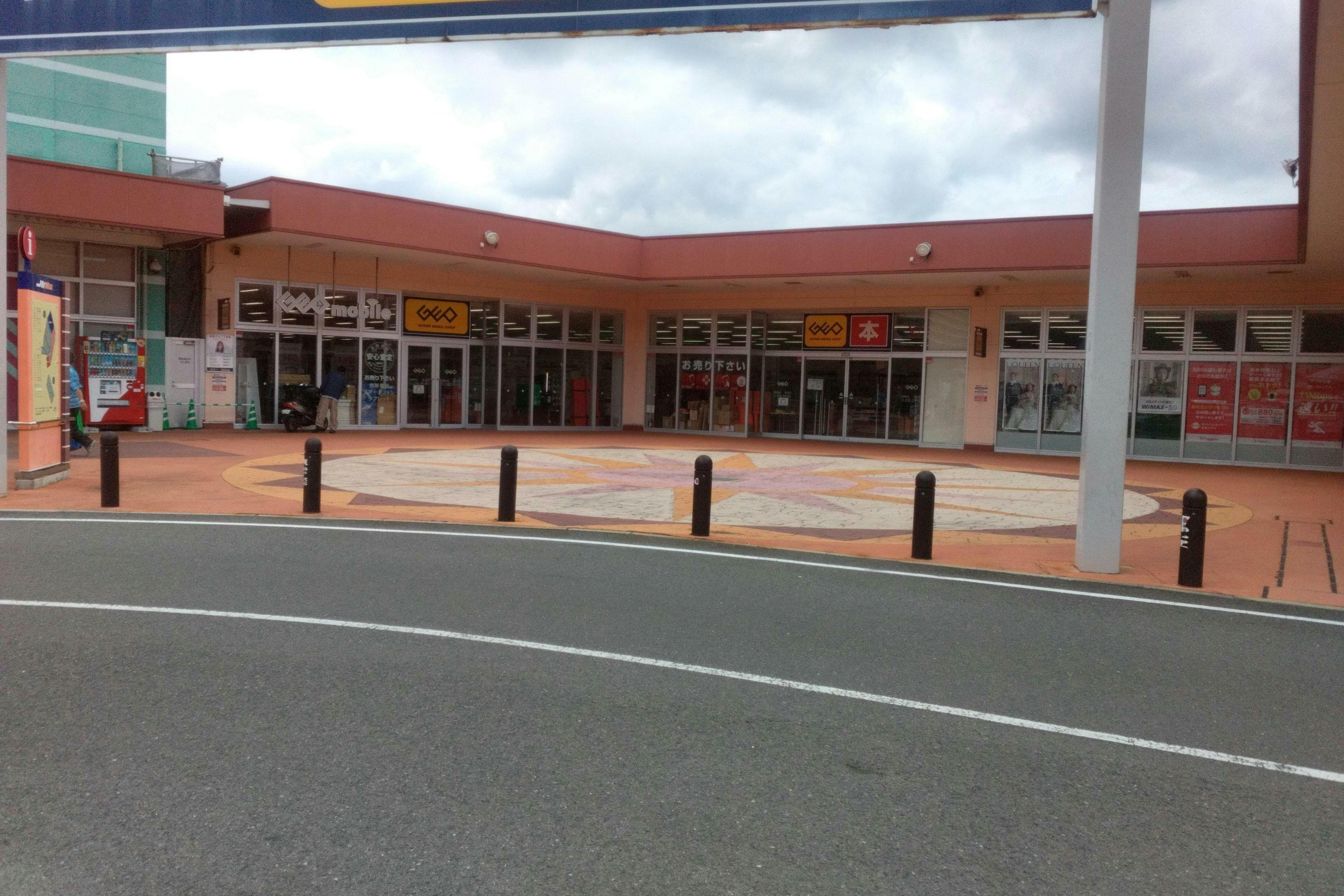 ゲオ前広場②(シューラルー側) キッチンカーに最適な総合ディスカウントストアの催事イベントスペース2