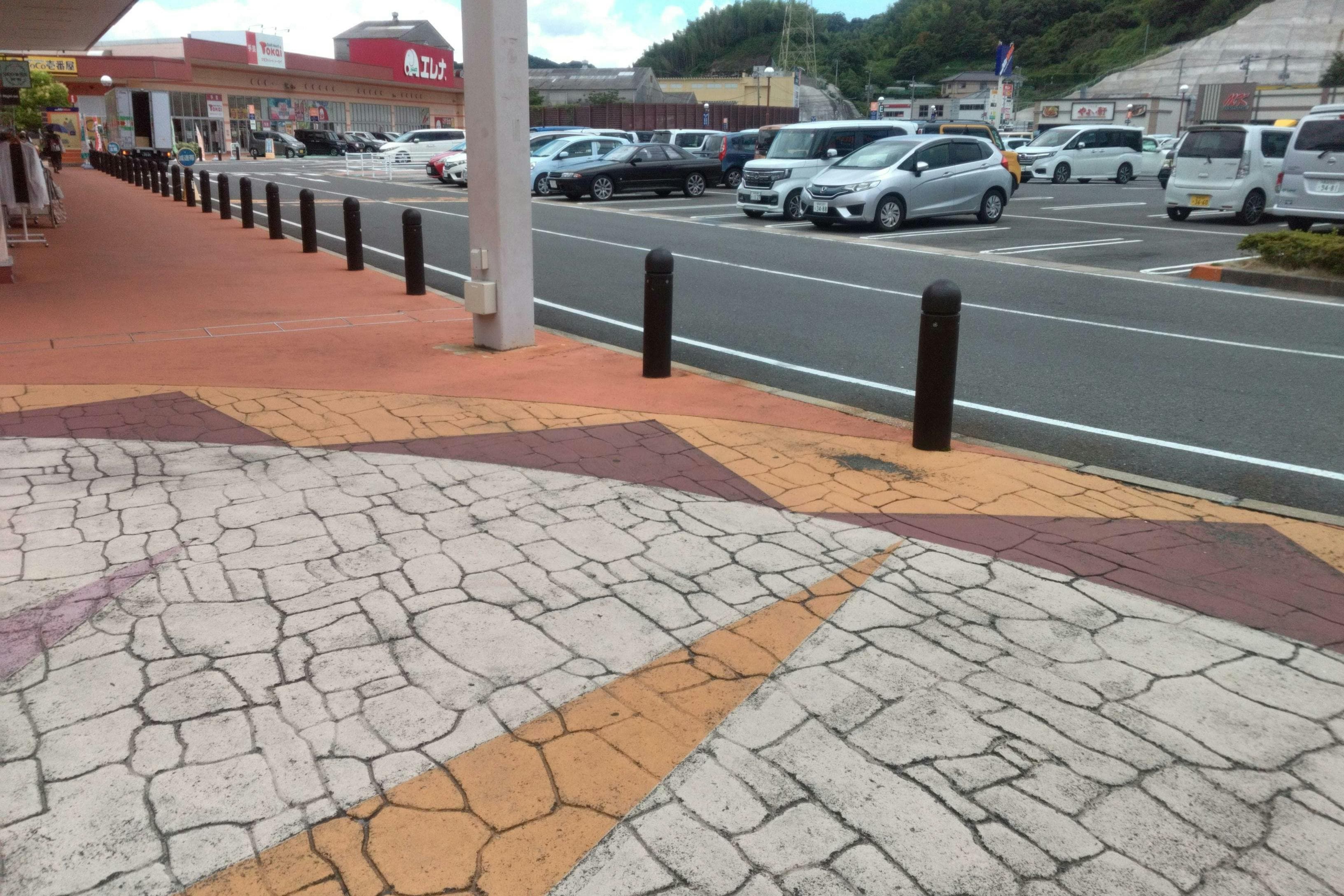 ゲオ前広場②(シューラルー側) キッチンカーに最適な総合ディスカウントストアの催事イベントスペース1