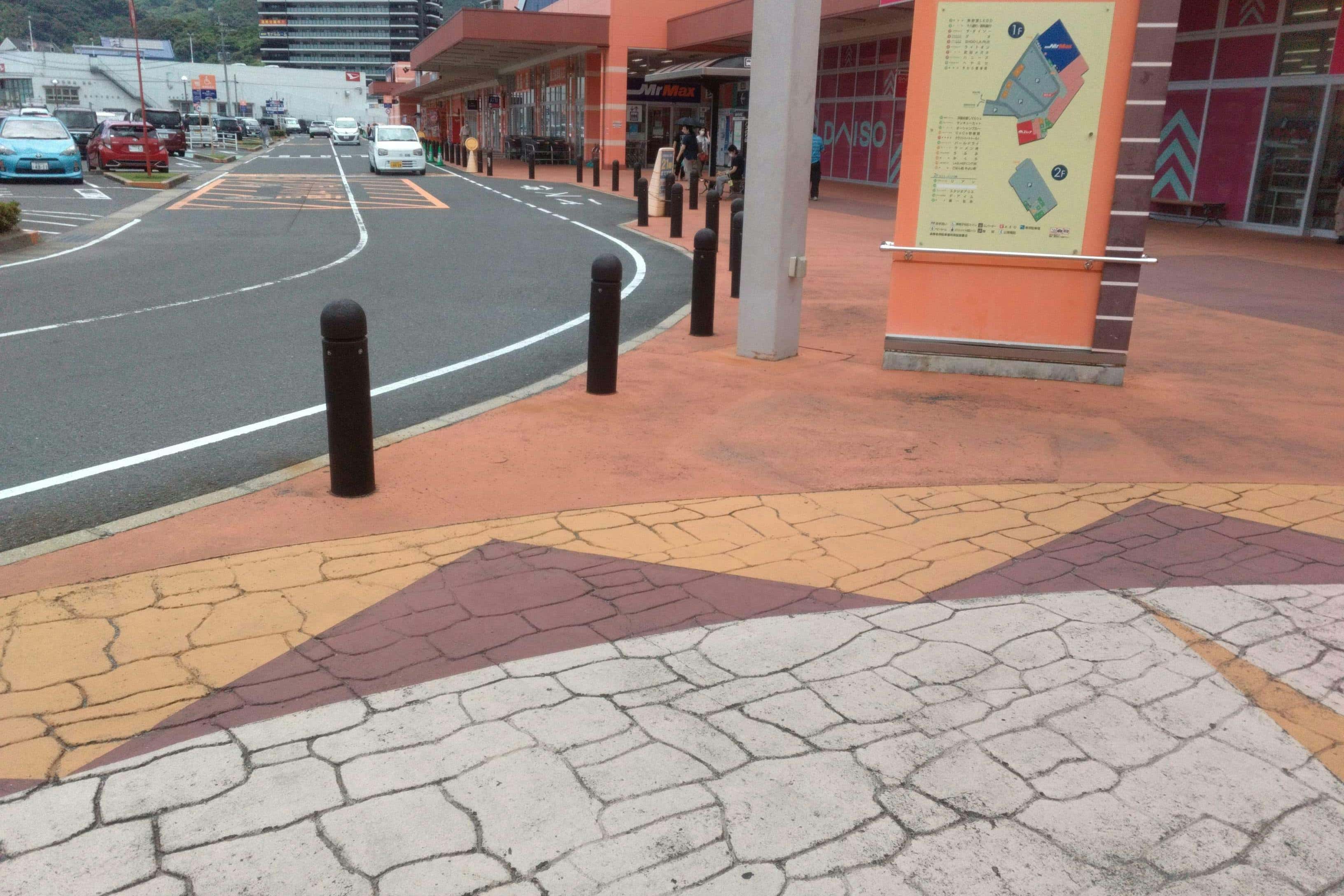 ゲオ前広場②(シューラルー側) キッチンカーに最適な総合ディスカウントストアの催事イベントスペース