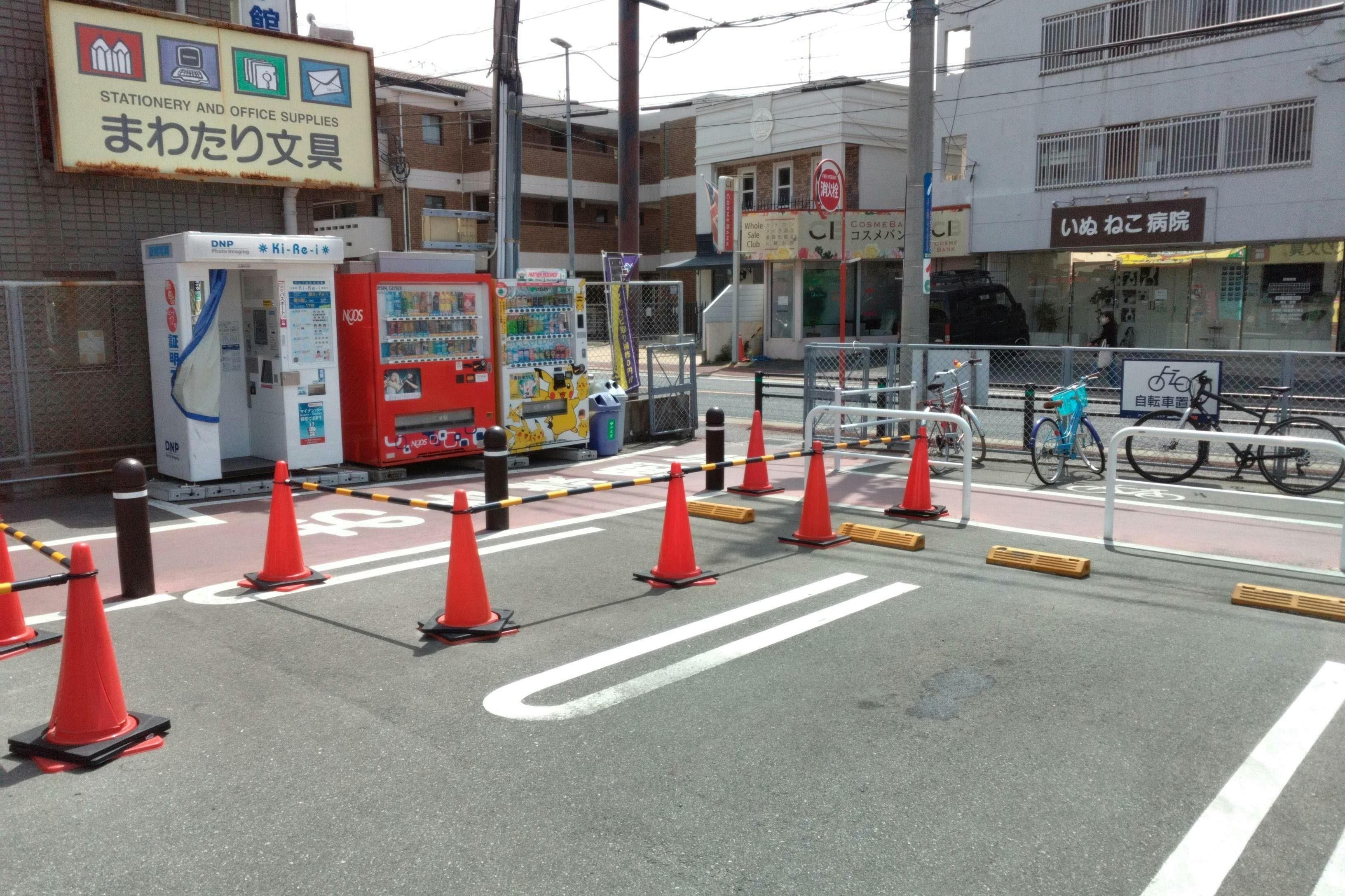 駐車場(証明写真機前) キッチンカーに最適な総合ディスカウントストアの催事イベントスペース1