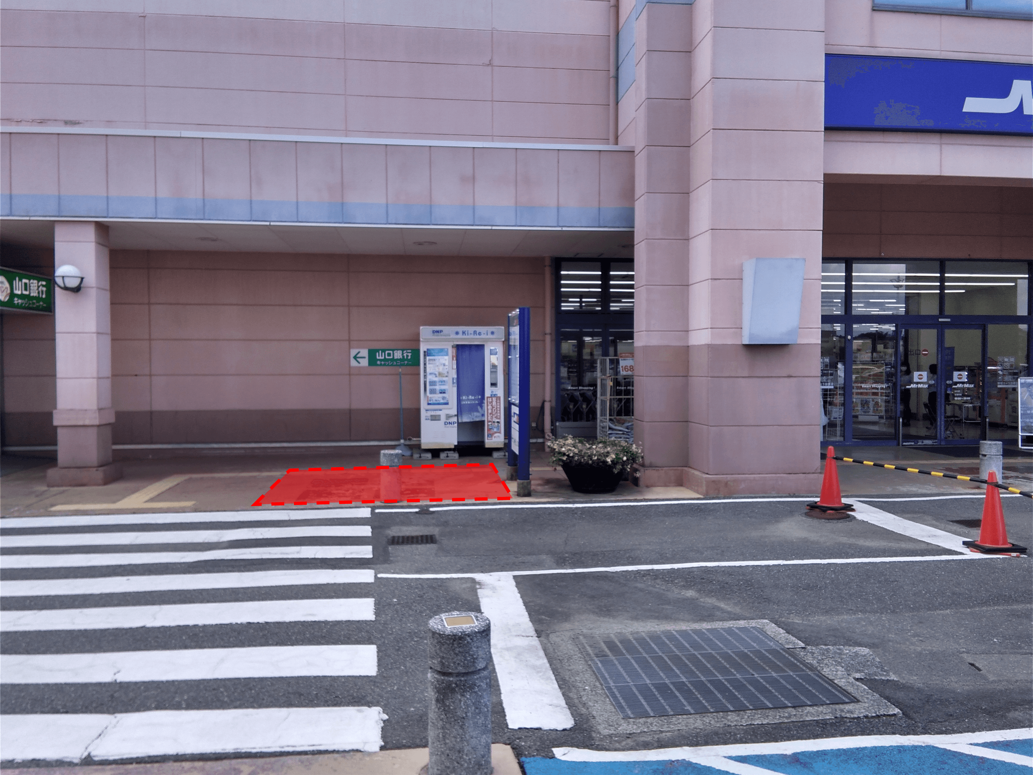 山口銀行ATM横車路 キッチンカーに最適な総合ディスカウントストアの催事イベントスペース