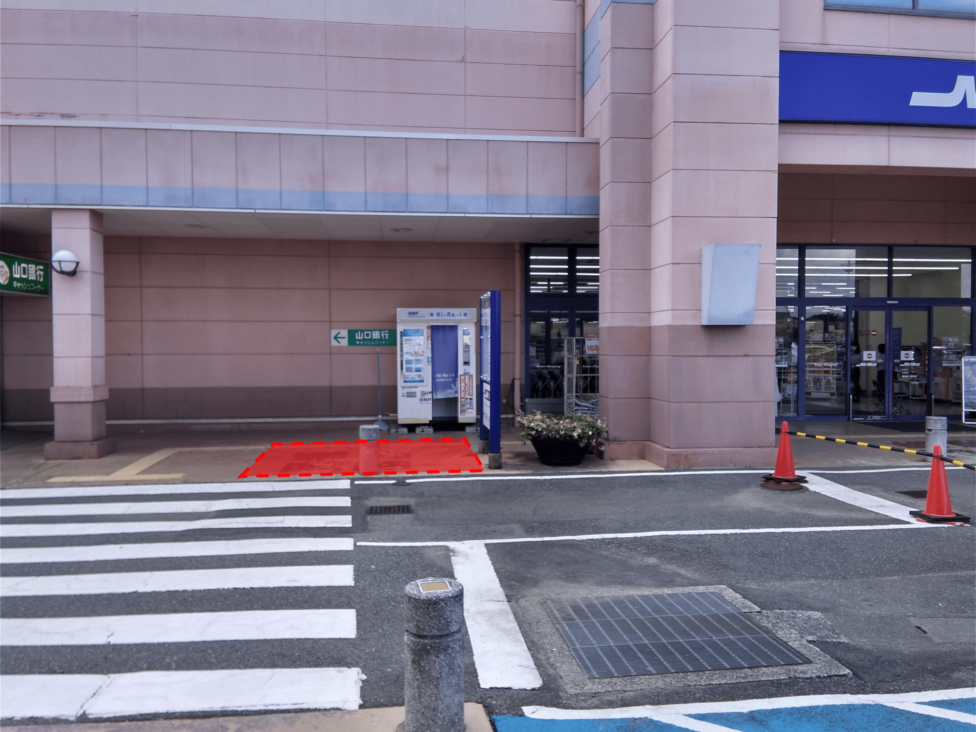 山口銀行ATM横車路 キッチンカーに最適な総合ディスカウントストアの催事イベントスペース