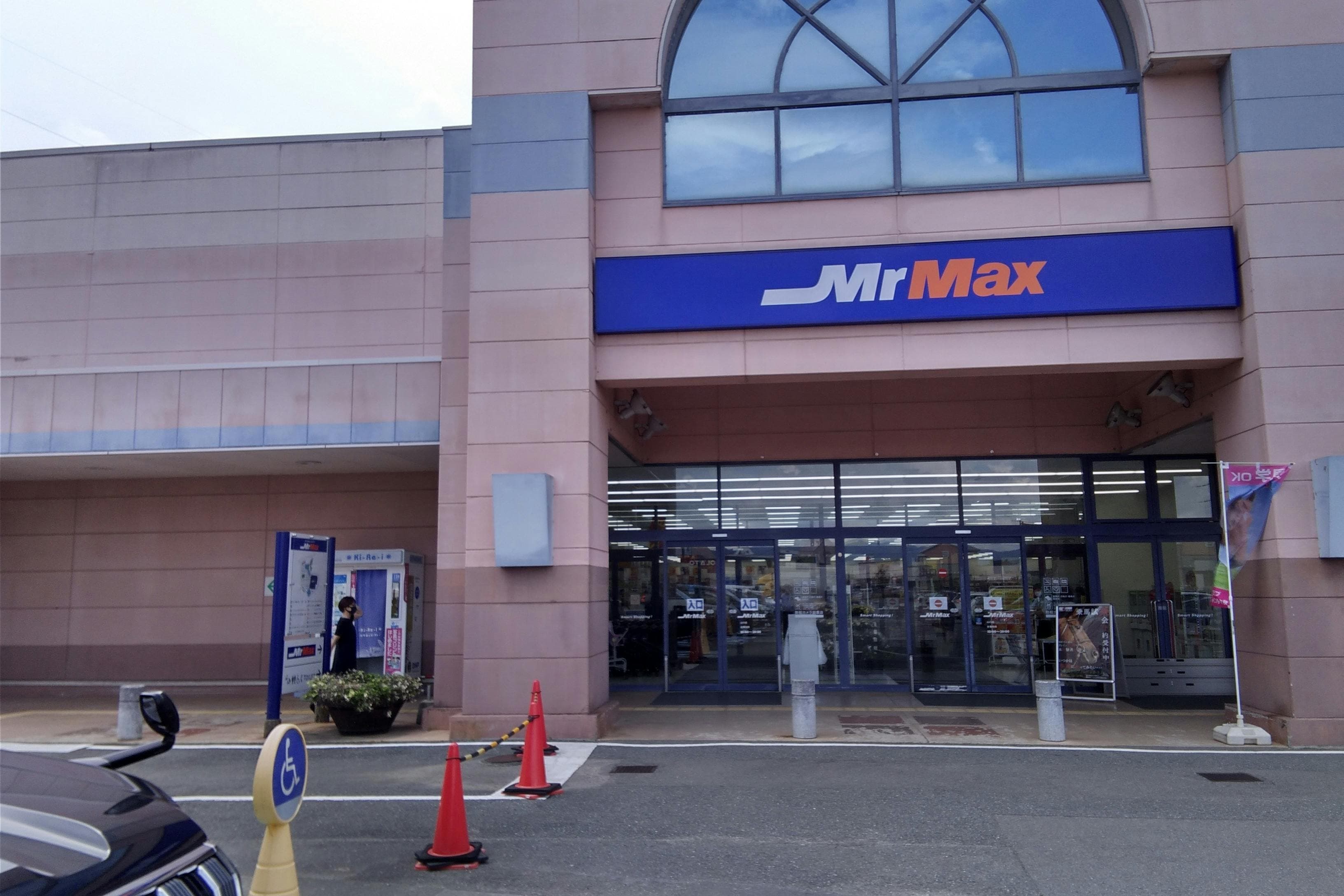 山口銀行ATM横車路 キッチンカーに最適な総合ディスカウントストアの催事イベントスペース1