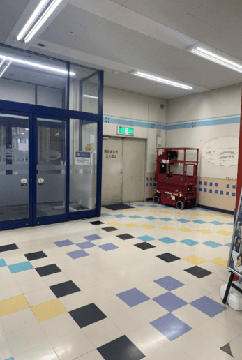 カット専門店横フリースペース 販促プロモーションや物販用途に最適な総合ディスカウントストアの催事イベントスペース1